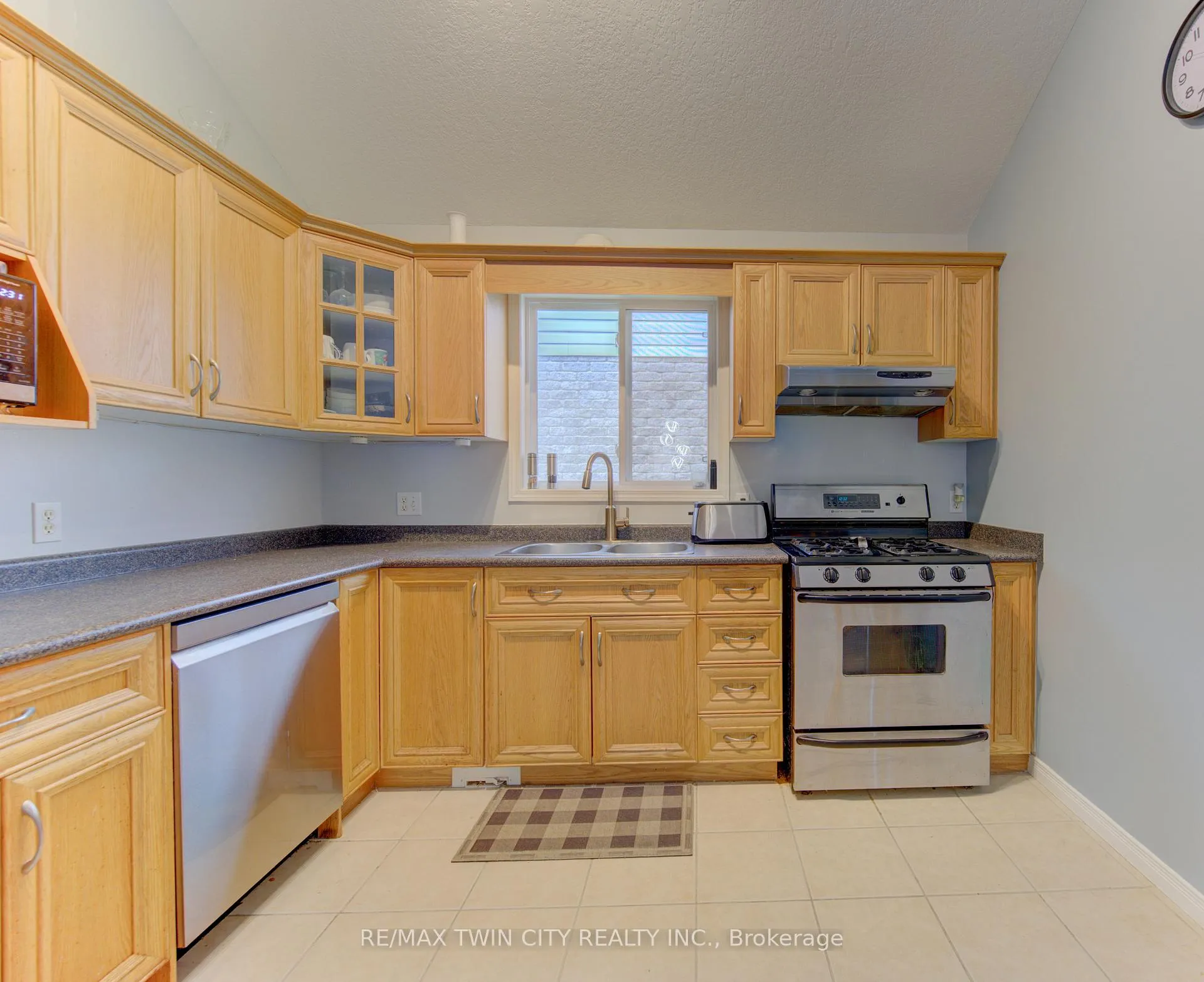 Photo 9 of 460 Langlaw Drive, Cambridge, Christopher-Champlain — HOMEH