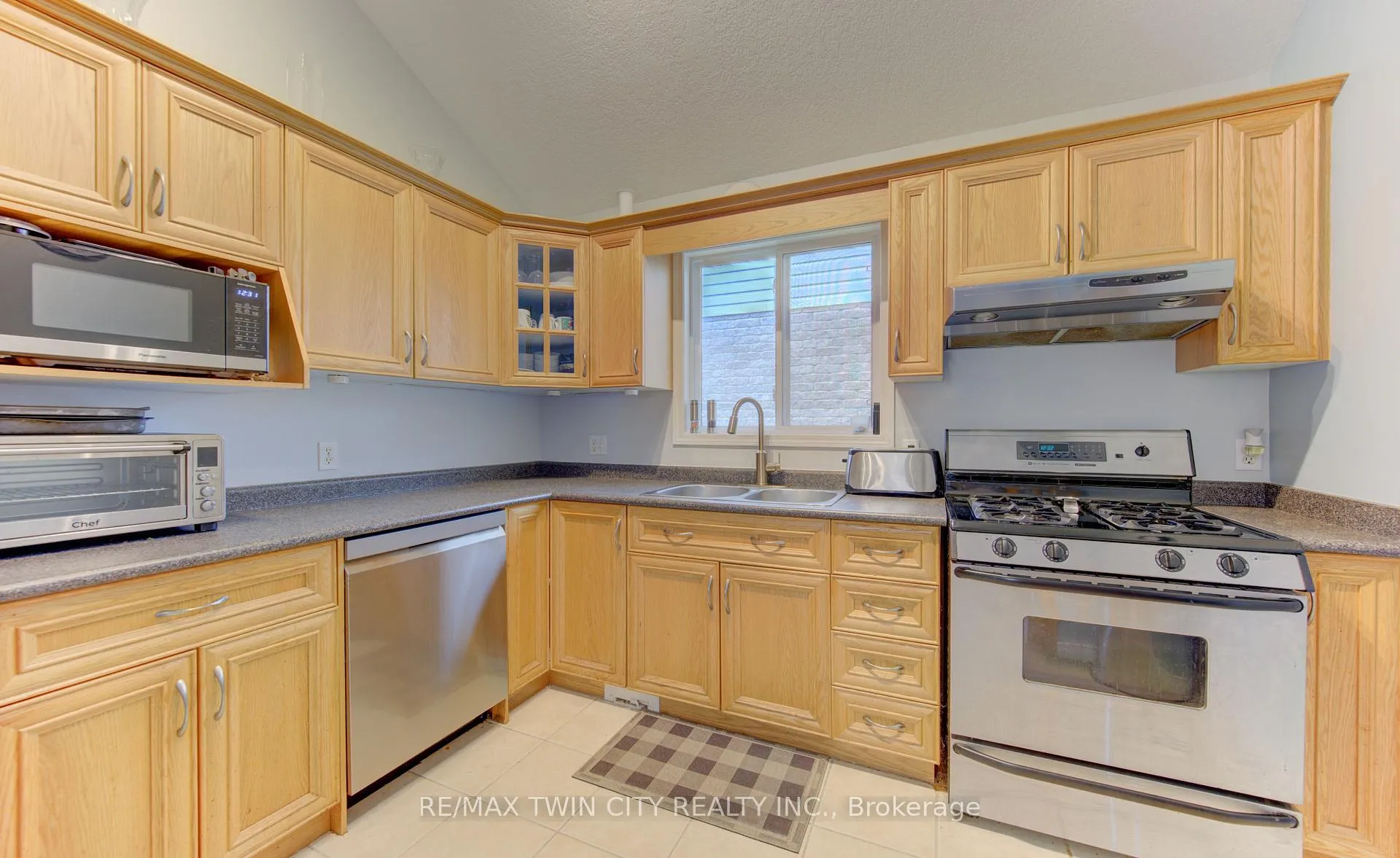 Photo 10 of 460 Langlaw Drive, Cambridge, Christopher-Champlain — HOMEH