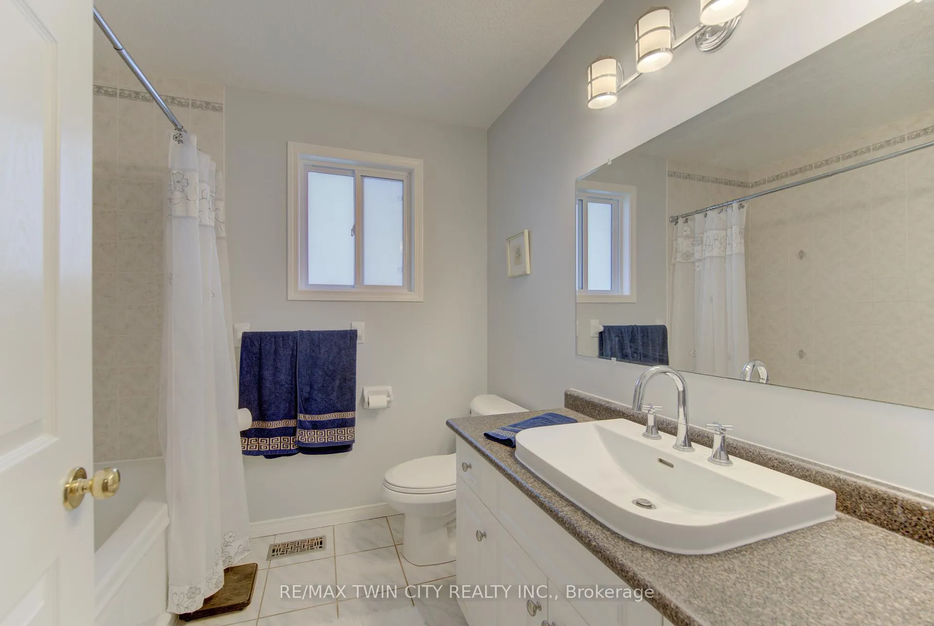 Photo 18 of 460 Langlaw Drive, Cambridge, Christopher-Champlain — HOMEH
