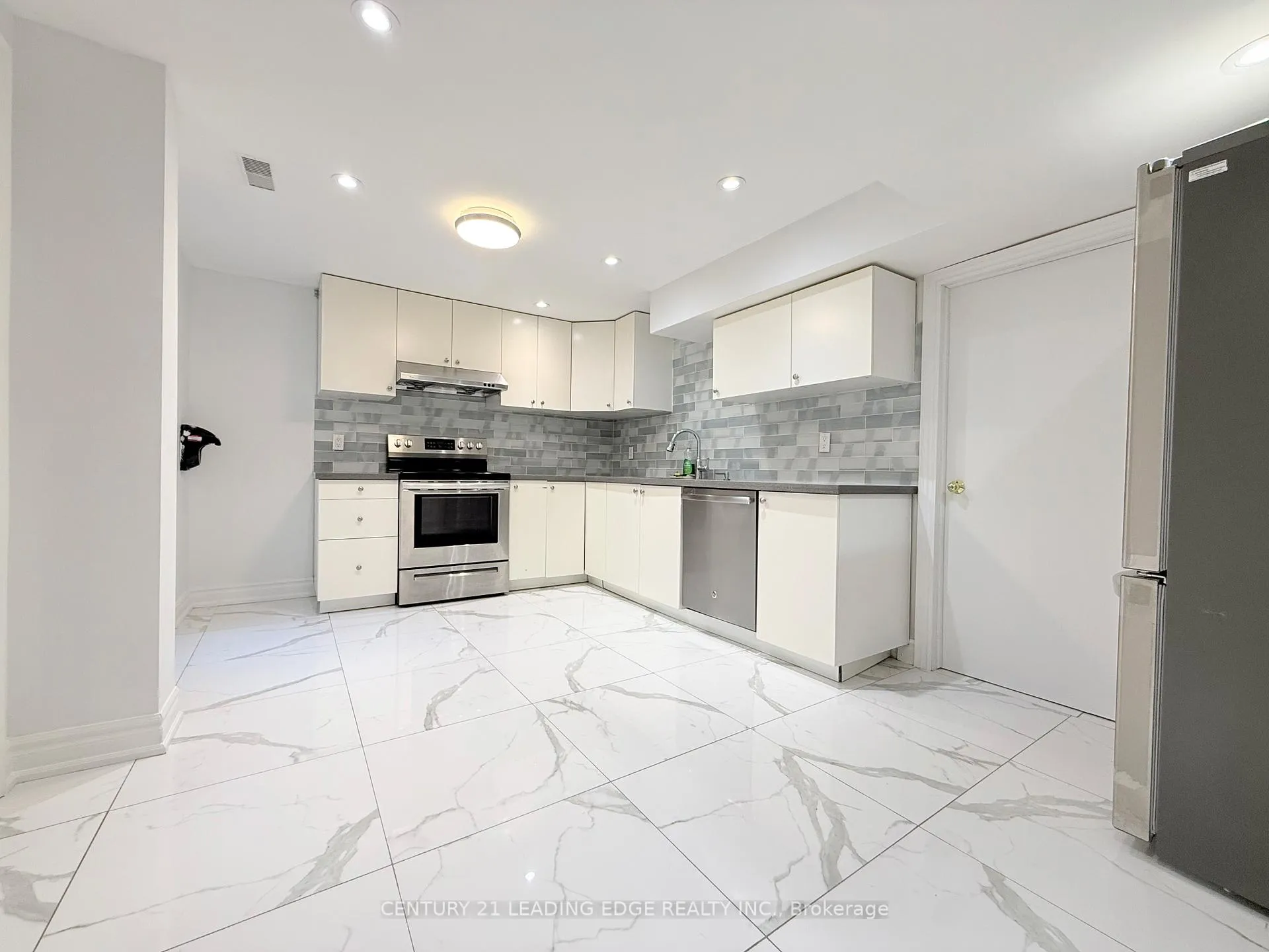Photo 9 of 21 Colinayre Crescent, Scarborough, L'Amoreaux — HOMEH