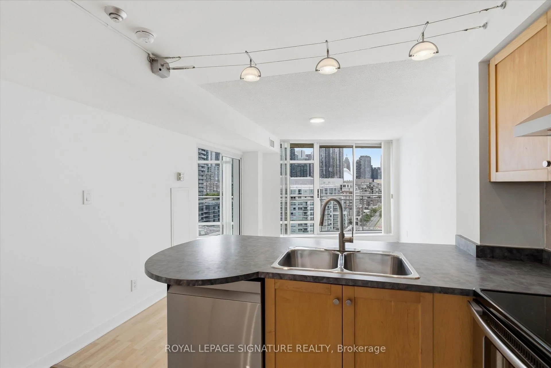 Photo 11 of Unit 1605, 650 Queens Quay W, Toronto, Niagara — HOMEH