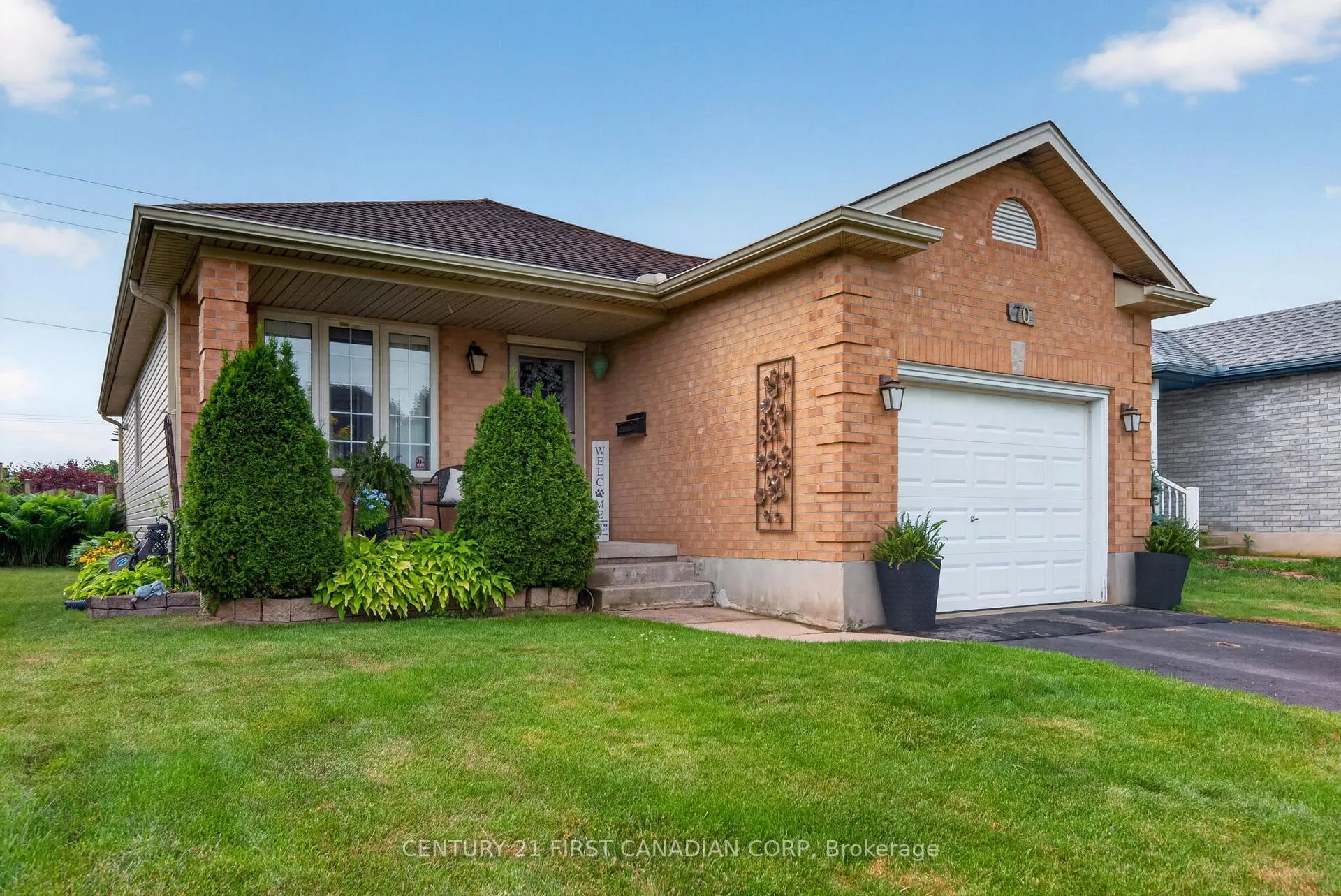 Photo 2 of 70 Juniper Crescent, Strathroy-Caradoc, SE — HOMEH