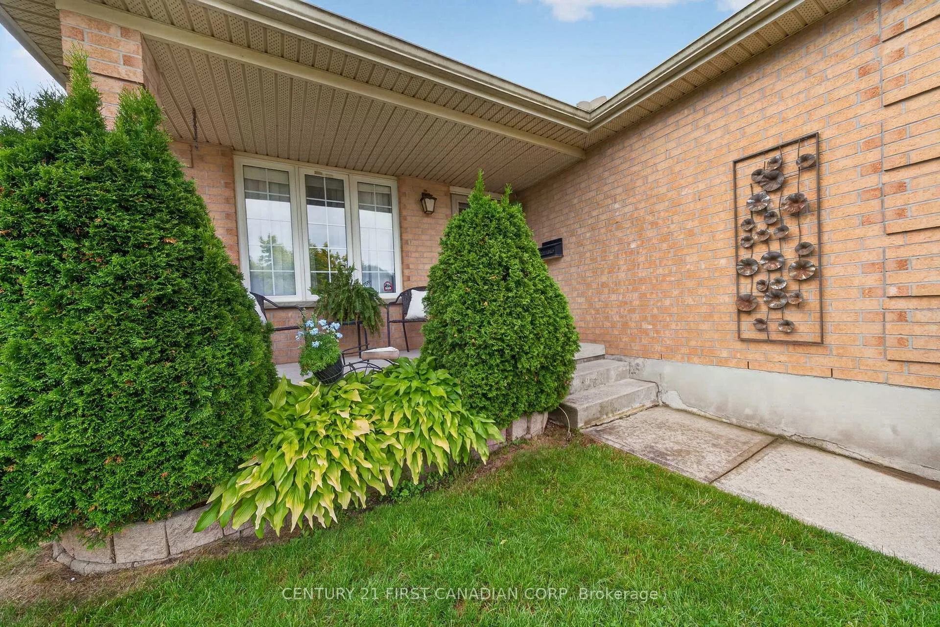 Photo 4 of 70 Juniper Crescent, Strathroy-Caradoc, SE — HOMEH