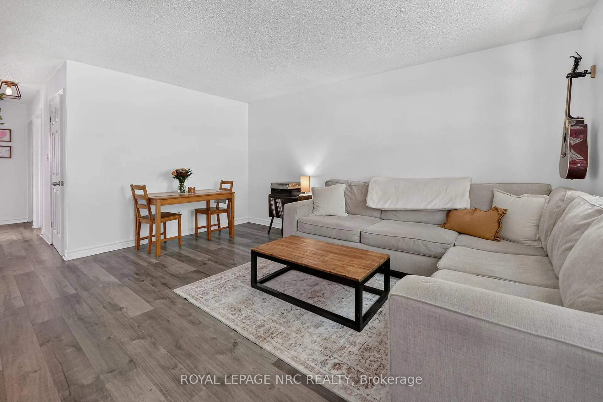 Photo 3 of 17 Allan Drive, St. Catharines, Fairview — HOMEH
