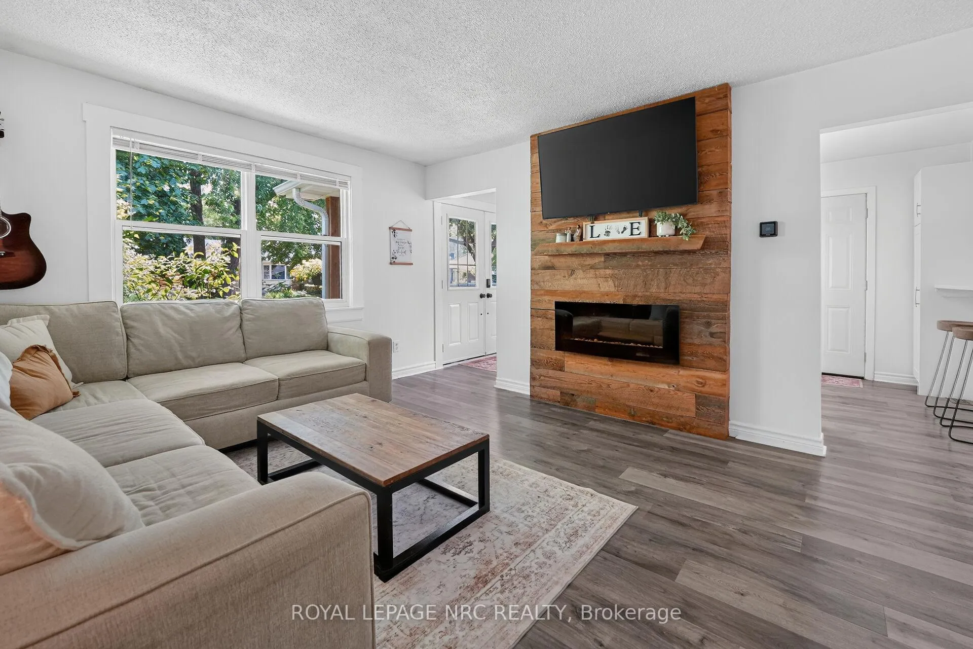 Photo 4 of 17 Allan Drive, St. Catharines, Fairview — HOMEH