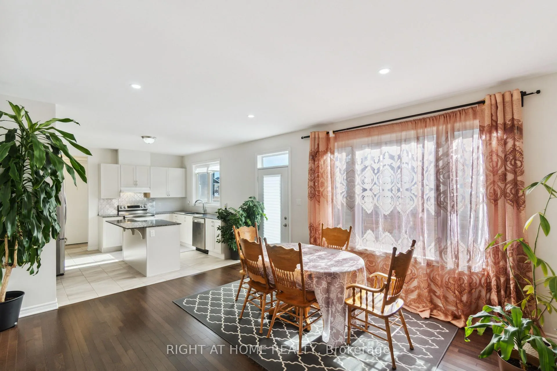 Photo 5 of 503 Ponthieu Circle, Ottawa, Chapel Hill South - Orleans Village — HOMEH