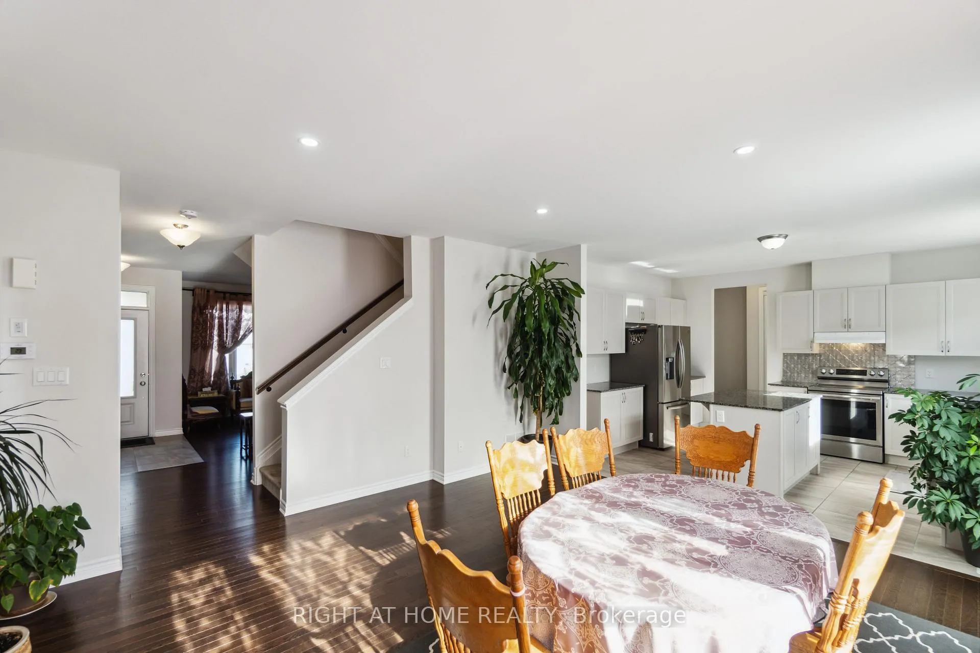 Photo 6 of 503 Ponthieu Circle, Ottawa, Chapel Hill South - Orleans Village — HOMEH