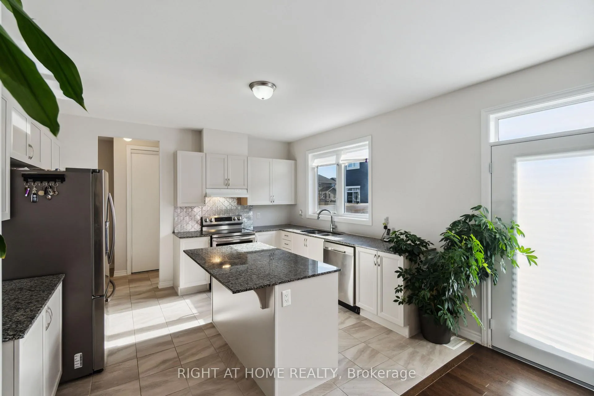 Photo 8 of 503 Ponthieu Circle, Ottawa, Chapel Hill South - Orleans Village — HOMEH