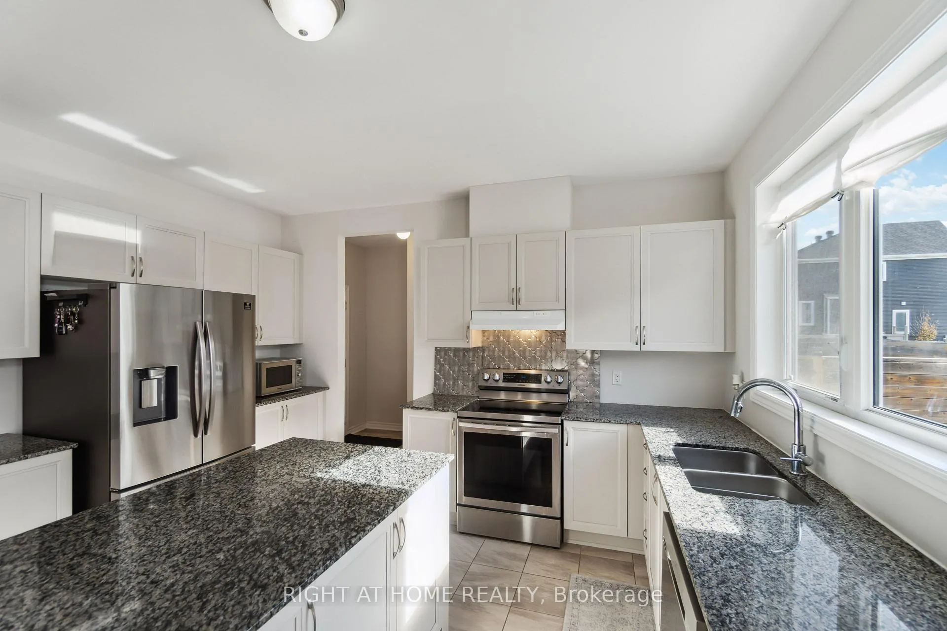 Photo 10 of 503 Ponthieu Circle, Ottawa, Chapel Hill South - Orleans Village — HOMEH