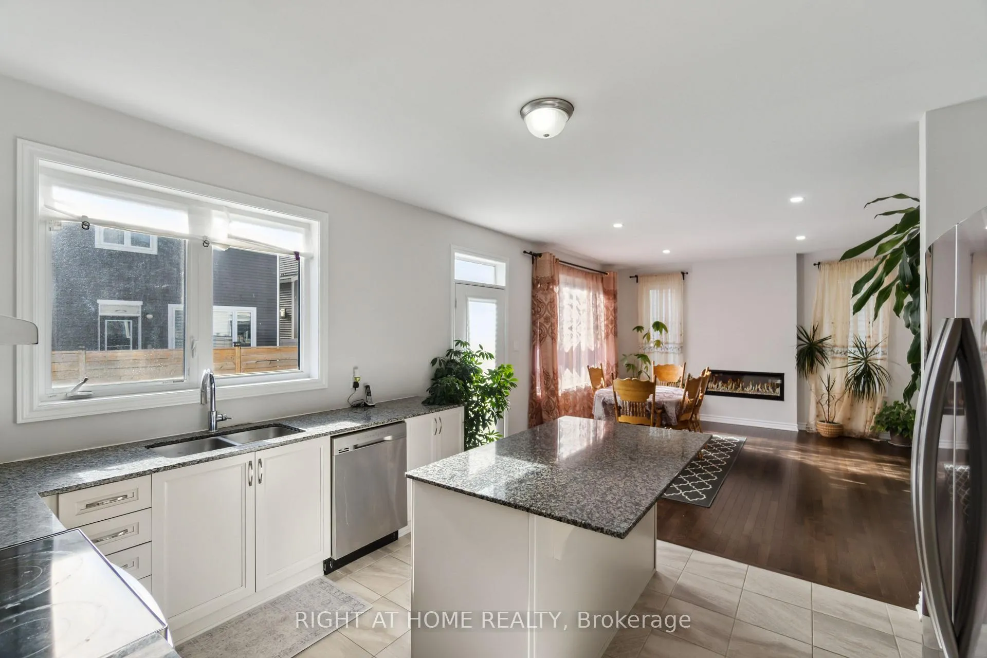 Photo 12 of 503 Ponthieu Circle, Ottawa, Chapel Hill South - Orleans Village — HOMEH