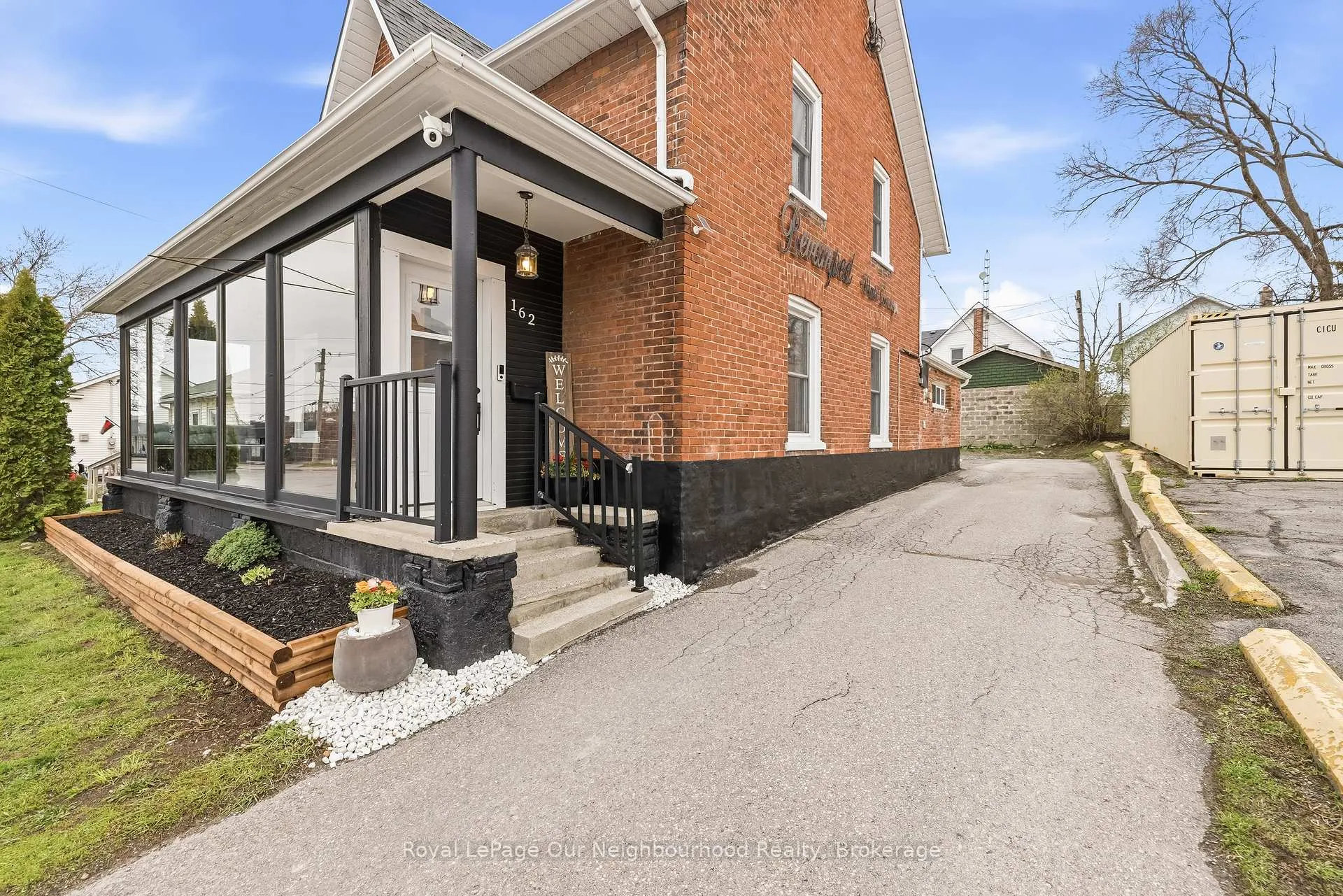 Front of 162 Dundas Street E