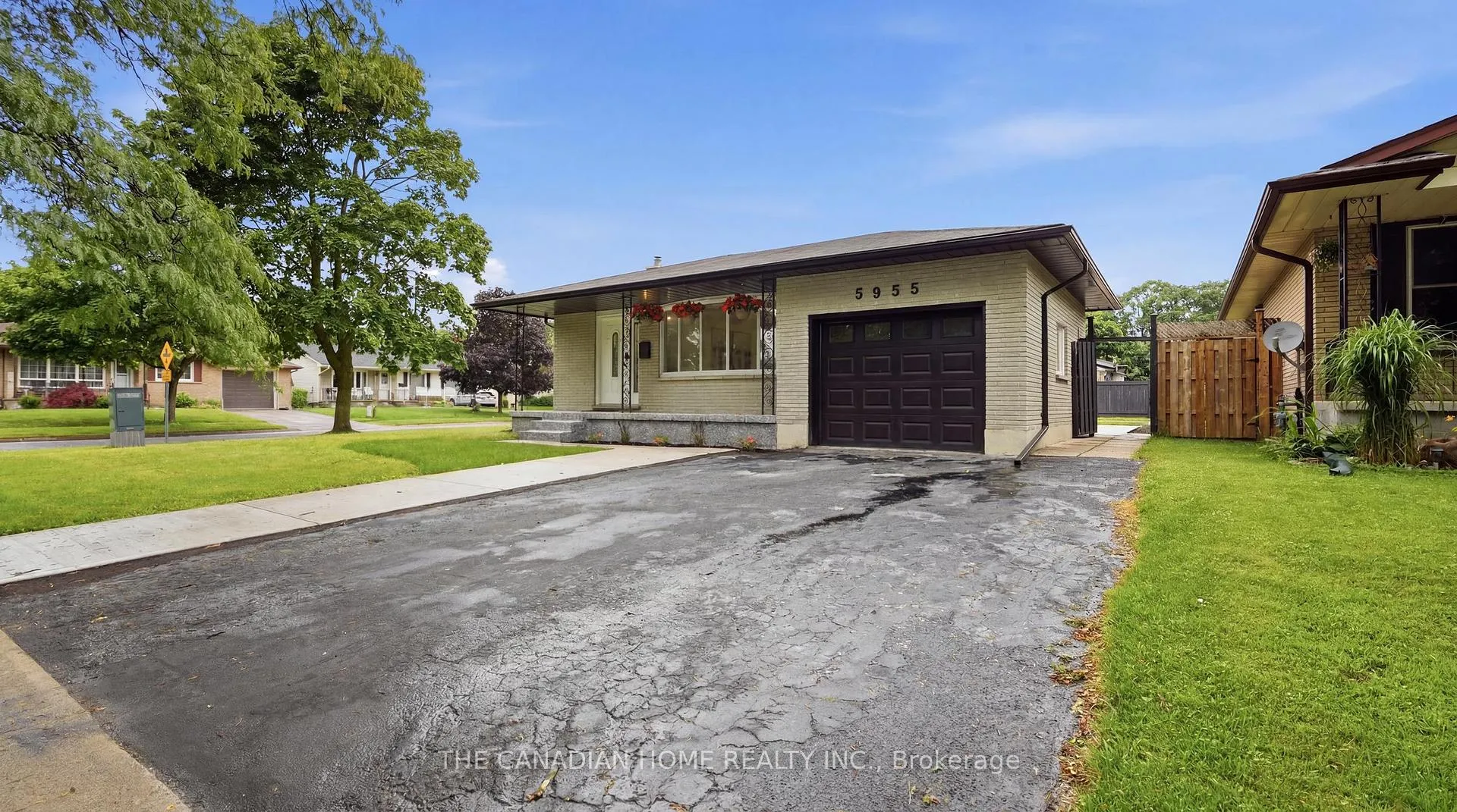 Photo 2 of 5955 Frontenac Street, Niagara Falls, Arad/Fallsview — HOMEH