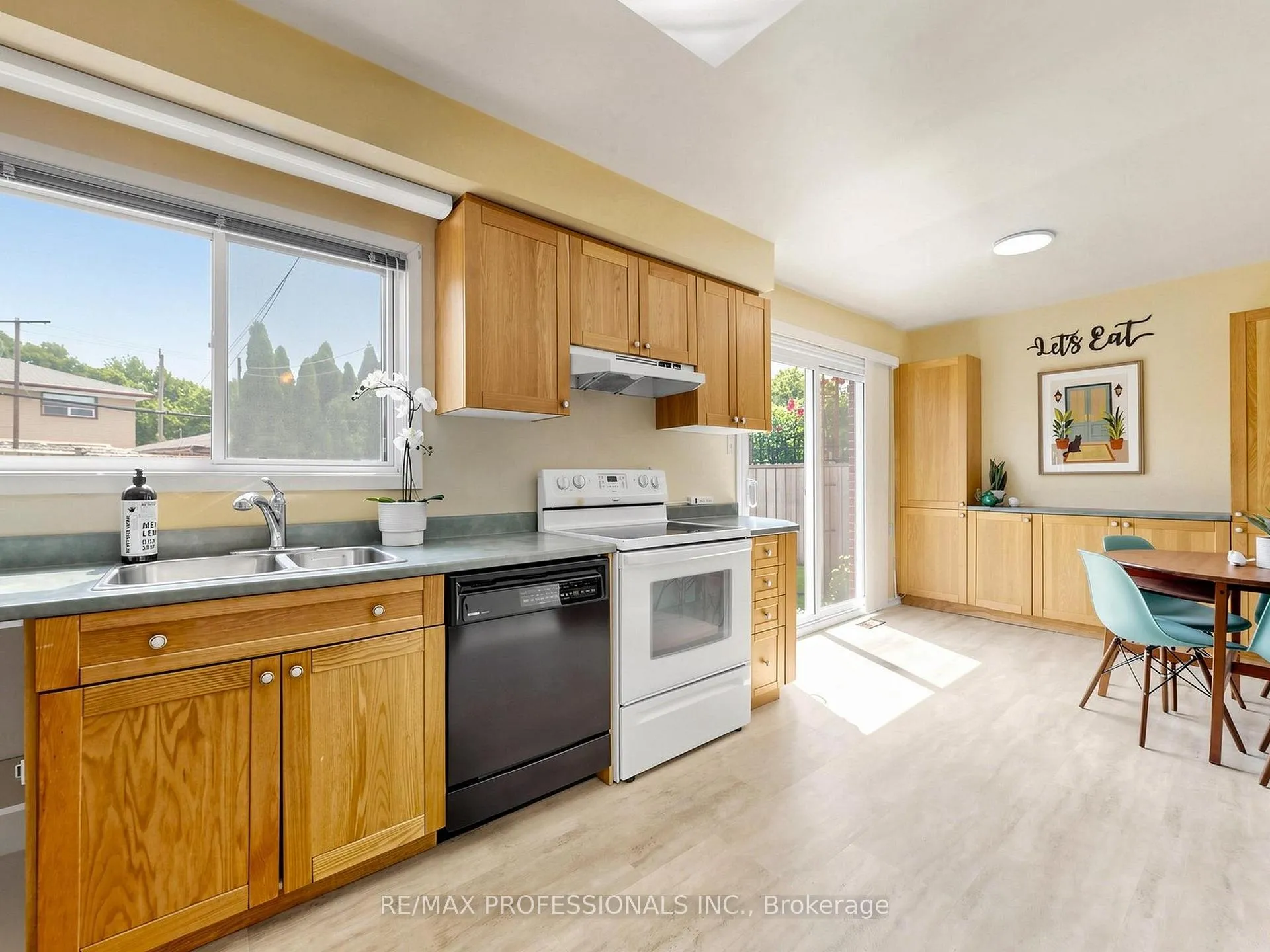 Photo 6 of 19 Davelayne Road, North York, Humbermede — HOMEH