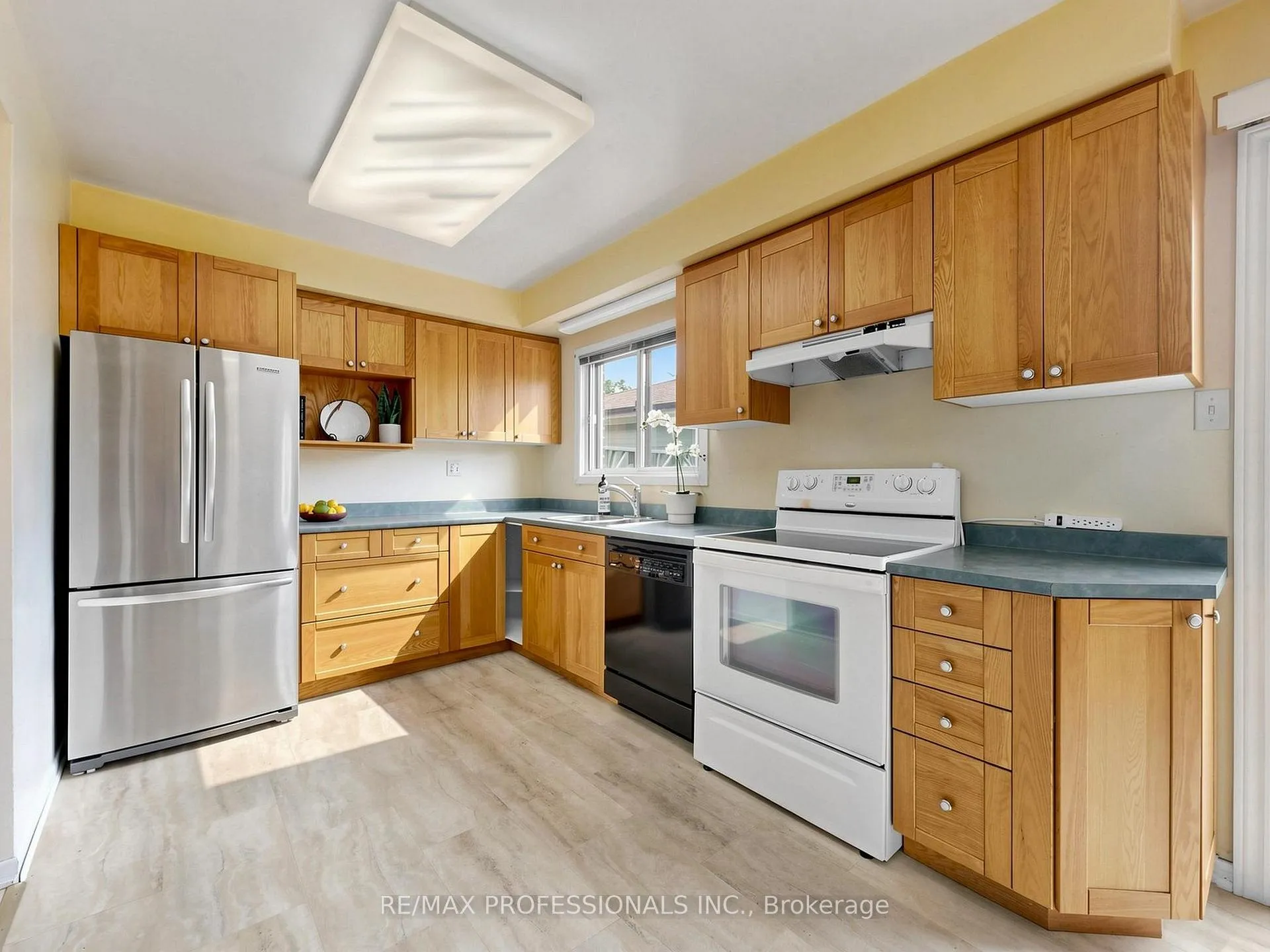 Photo 7 of 19 Davelayne Road, North York, Humbermede — HOMEH
