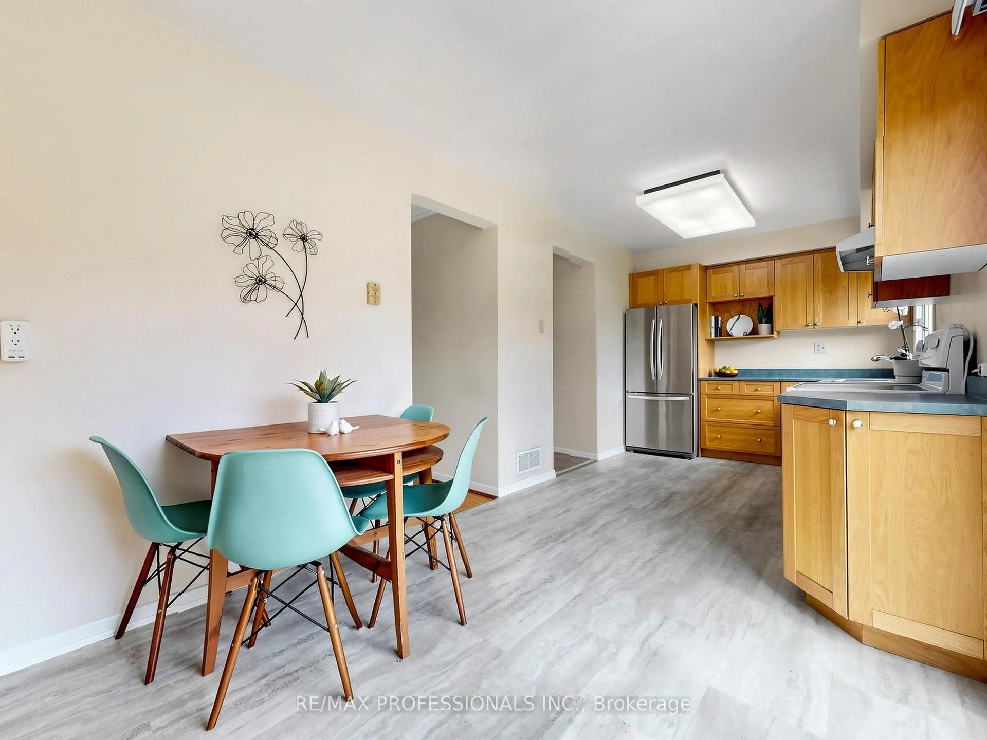 Photo 8 of 19 Davelayne Road, North York, Humbermede — HOMEH