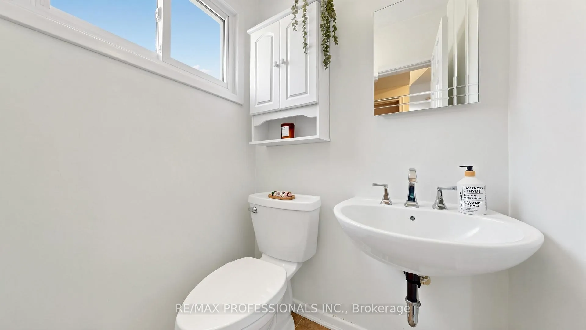 Photo 9 of 19 Davelayne Road, North York, Humbermede — HOMEH