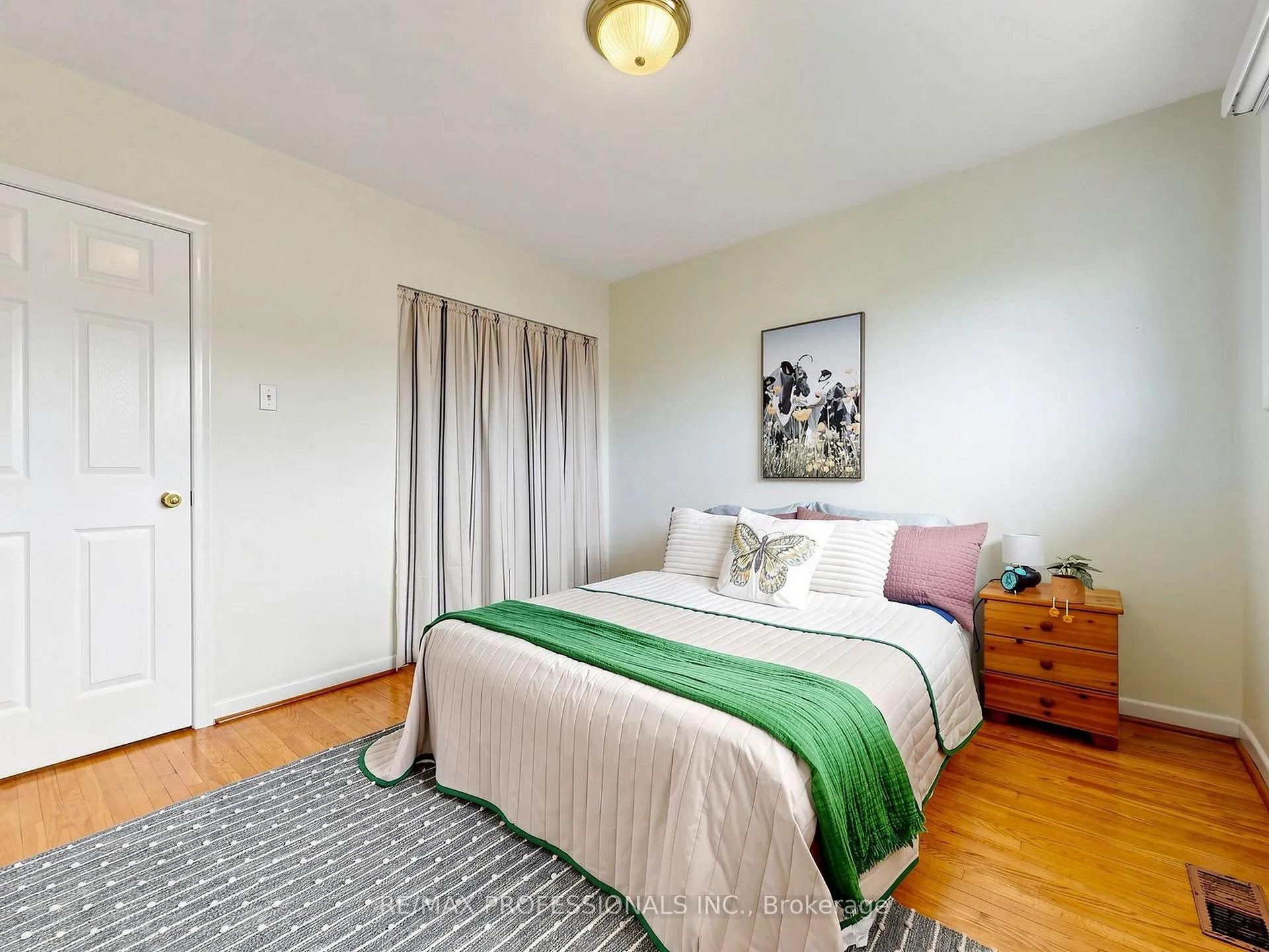 Photo 12 of 19 Davelayne Road, North York, Humbermede — HOMEH
