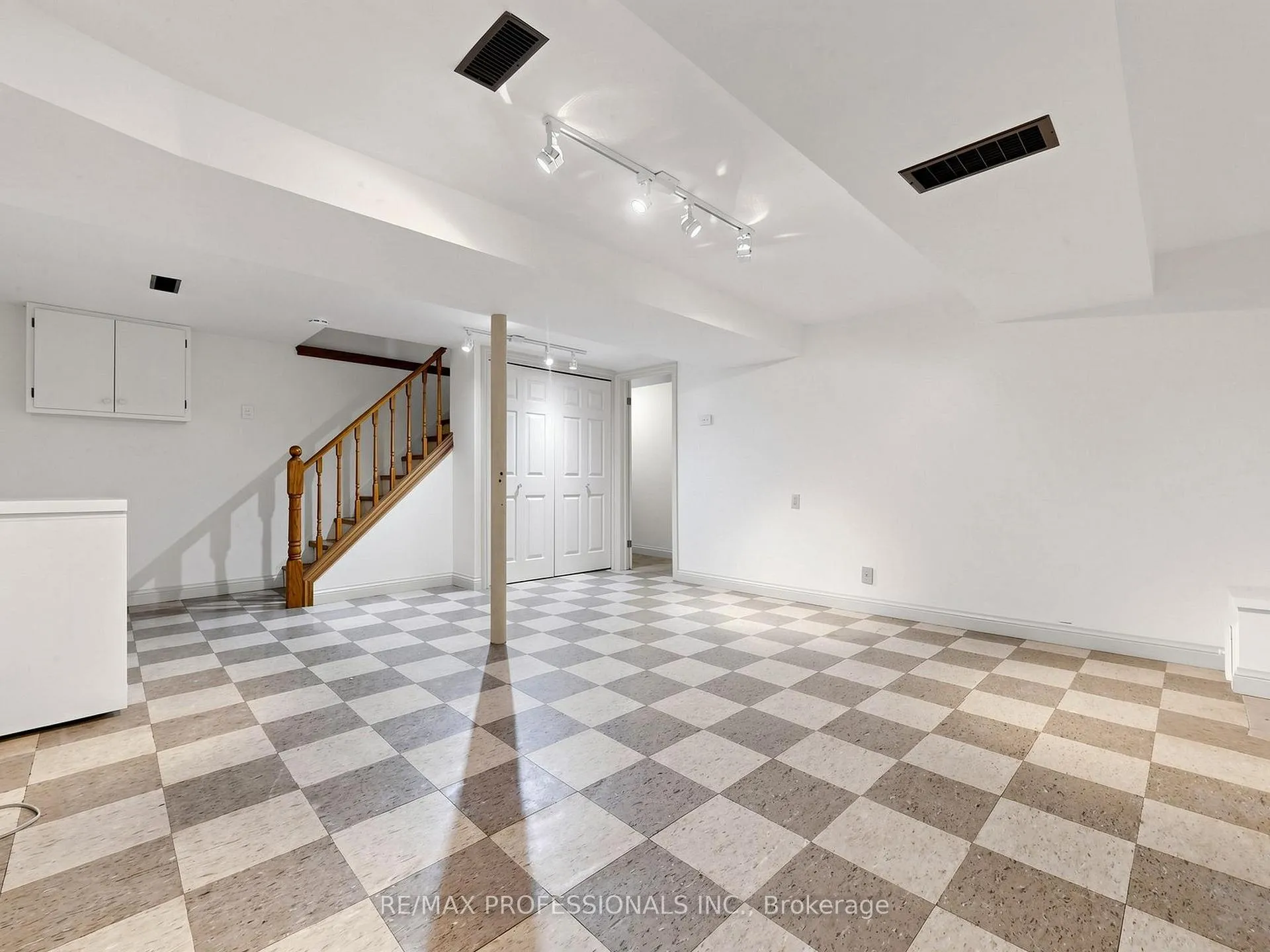 Photo 15 of 19 Davelayne Road, North York, Humbermede — HOMEH