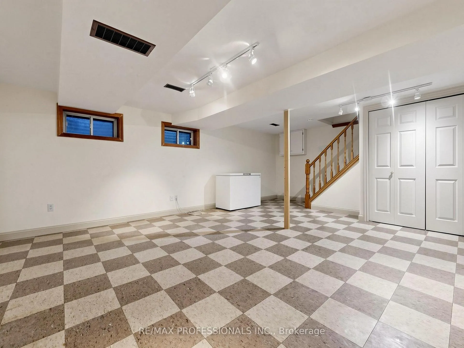 Photo 16 of 19 Davelayne Road, North York, Humbermede — HOMEH