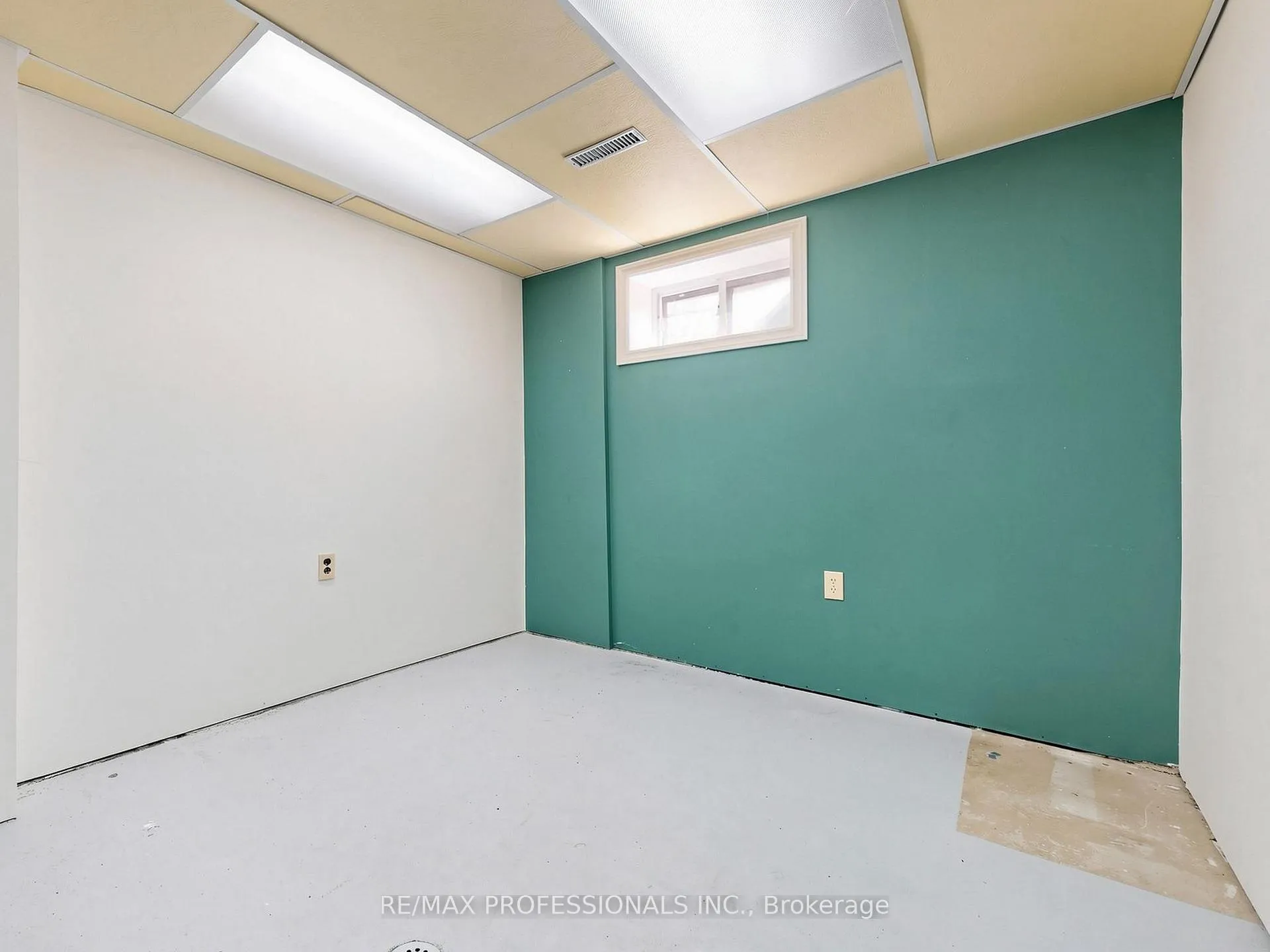 Photo 17 of 19 Davelayne Road, North York, Humbermede — HOMEH
