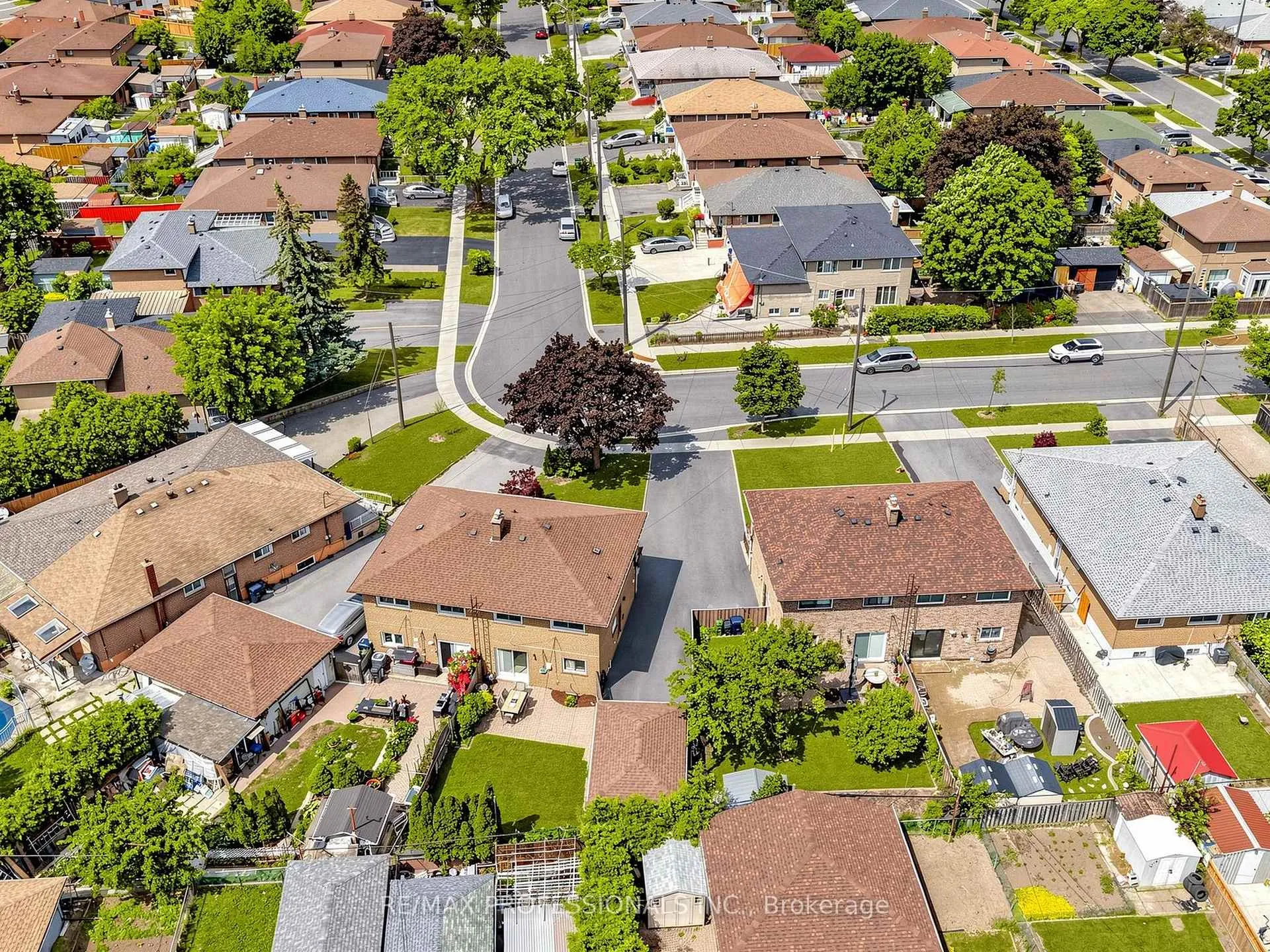Photo 24 of 19 Davelayne Road, North York, Humbermede — HOMEH