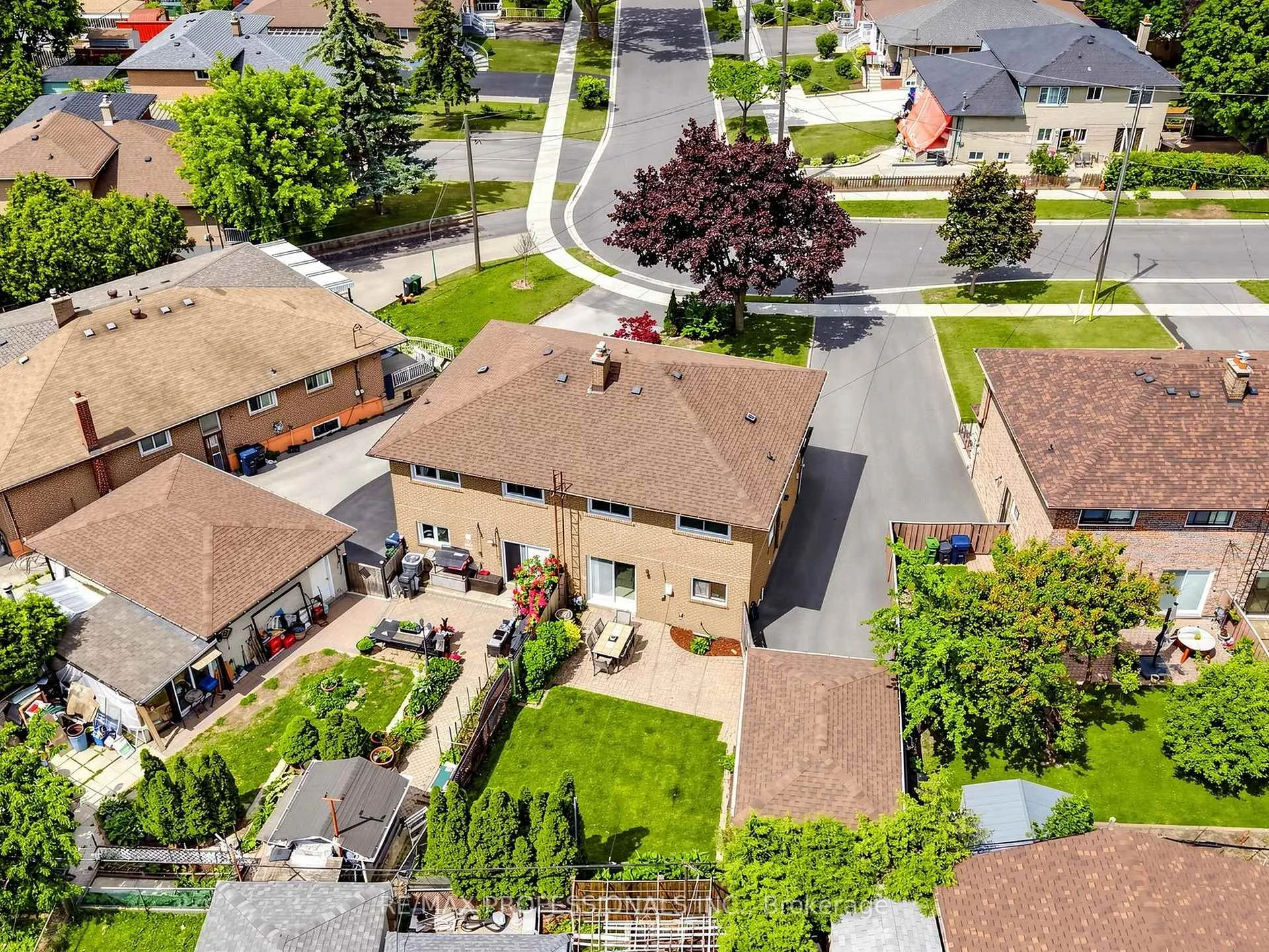 Photo 25 of 19 Davelayne Road, North York, Humbermede — HOMEH