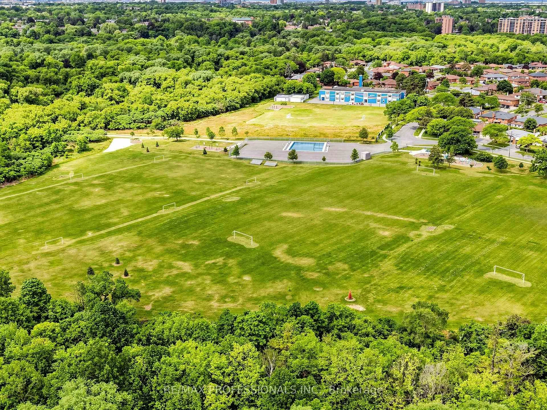 Photo 27 of 19 Davelayne Road, North York, Humbermede — HOMEH