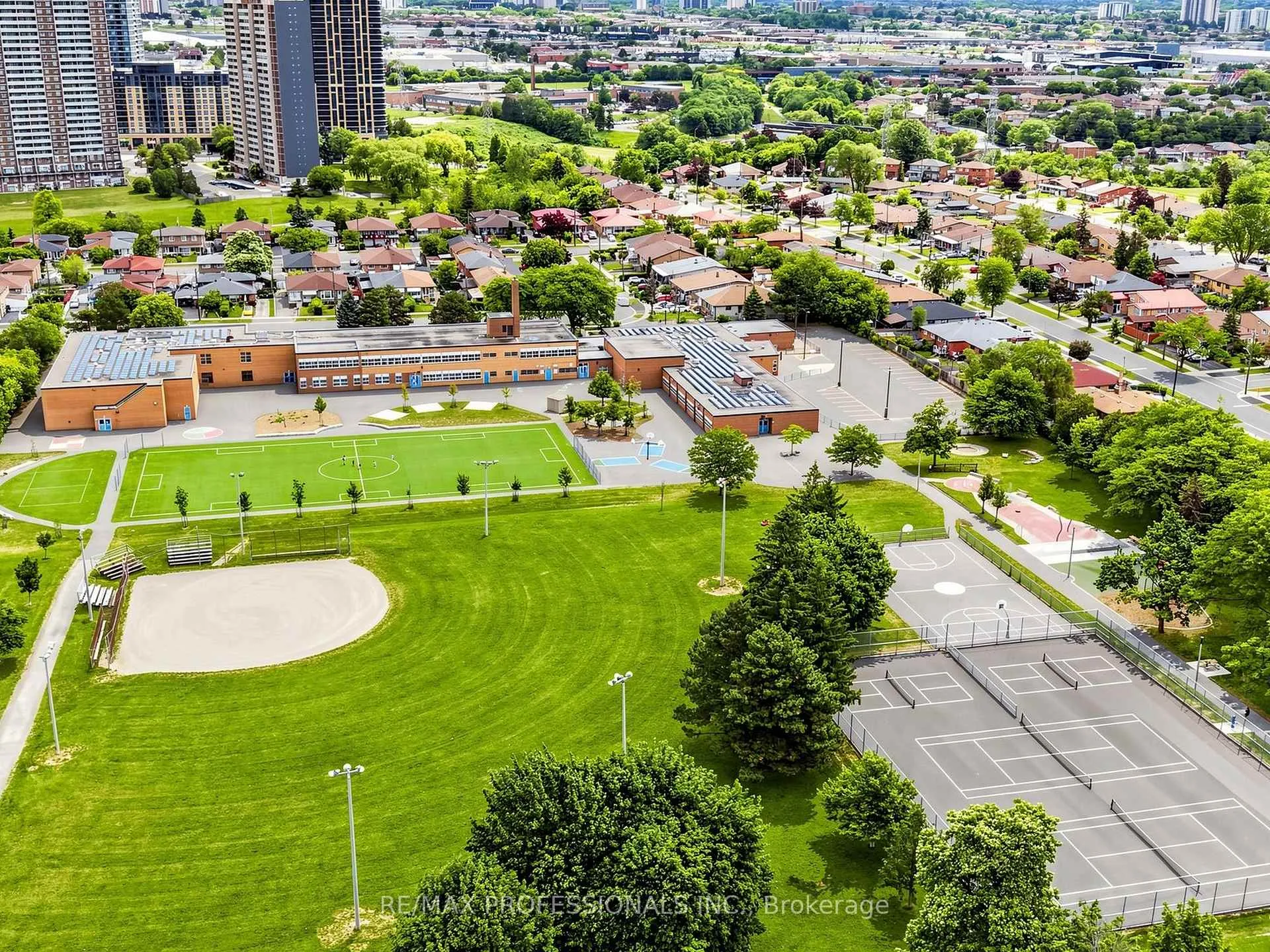 Photo 26 of 19 Davelayne Road, North York, Humbermede — HOMEH