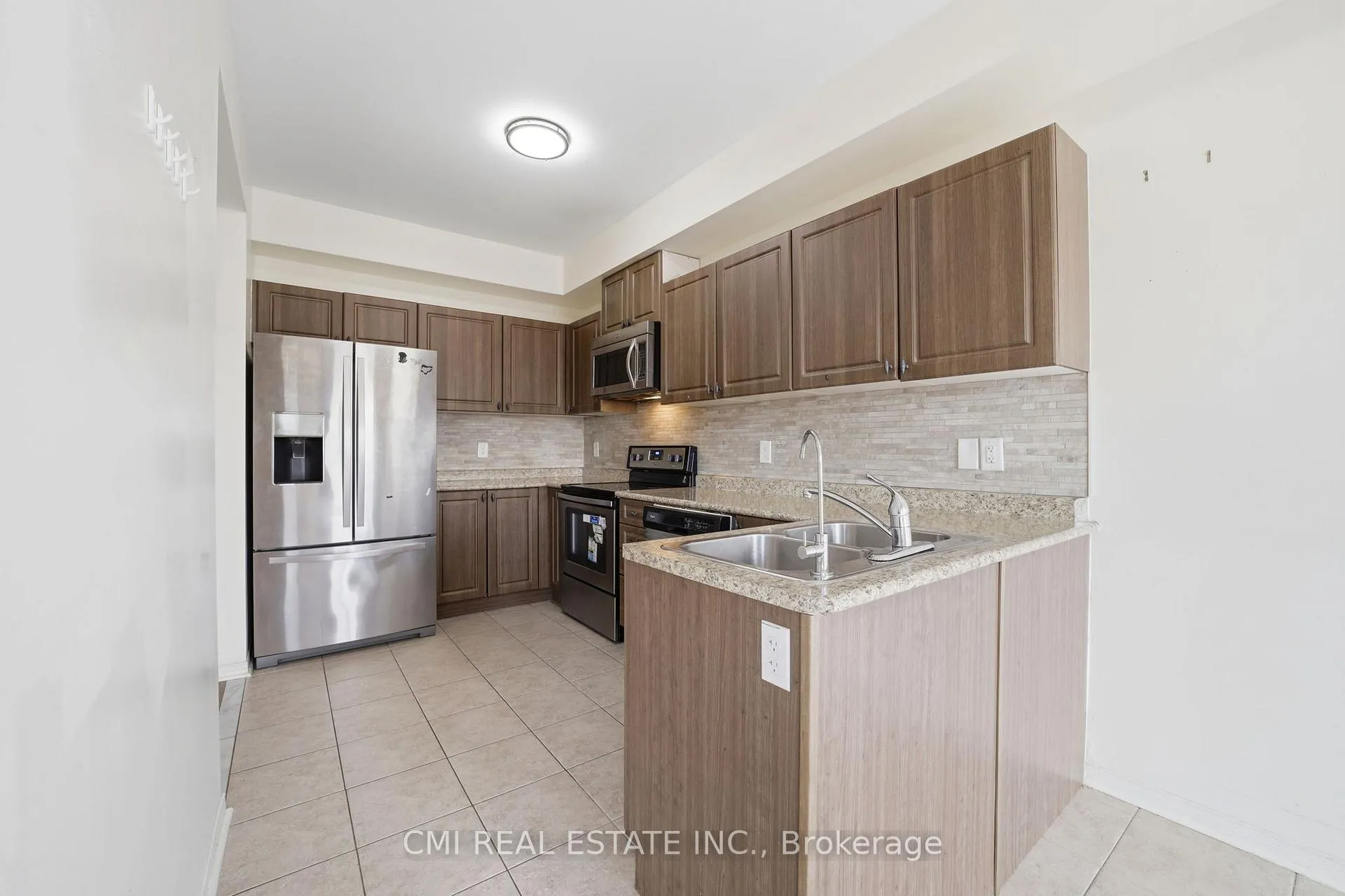 Photo 11 of 14 Gulfbrook Circle, Brampton, Sandringham-Wellington — HOMEH