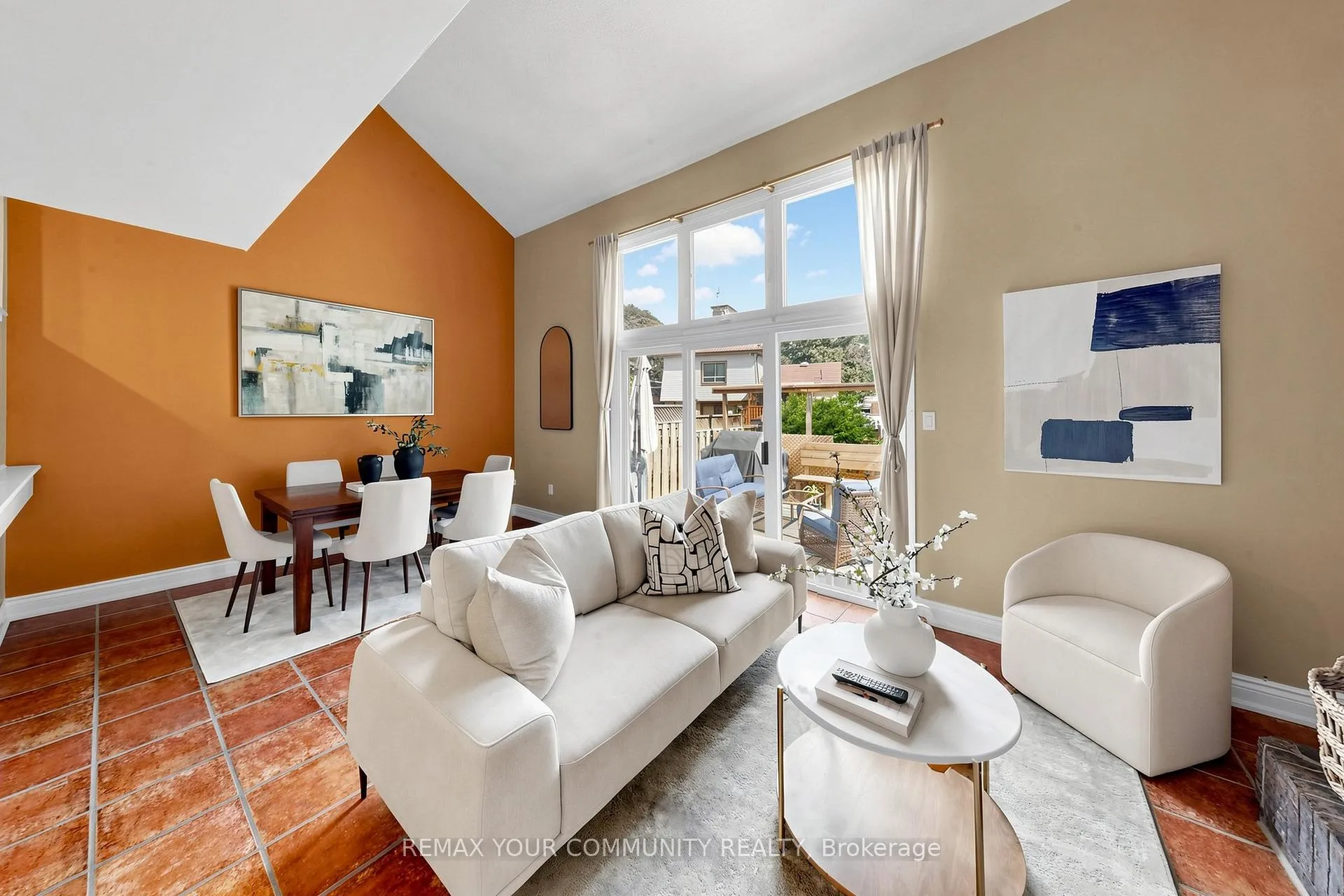 Photo 3 of 1746 Listowell Crescent, Pickering, Liverpool — HOMEH