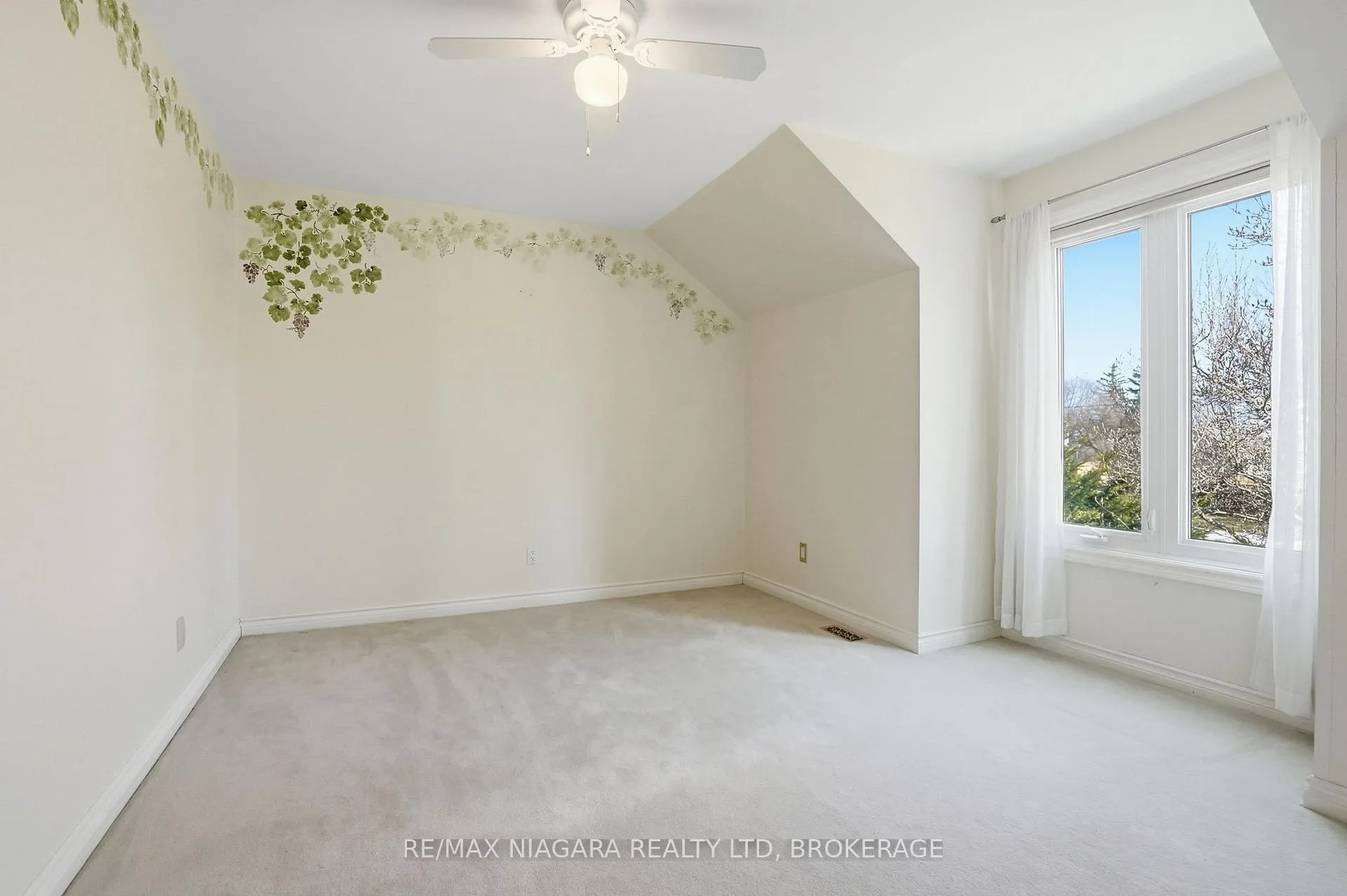 Photo 15 of 50 Henley Drive, St. Catharines, Martindale Pond — HOMEH