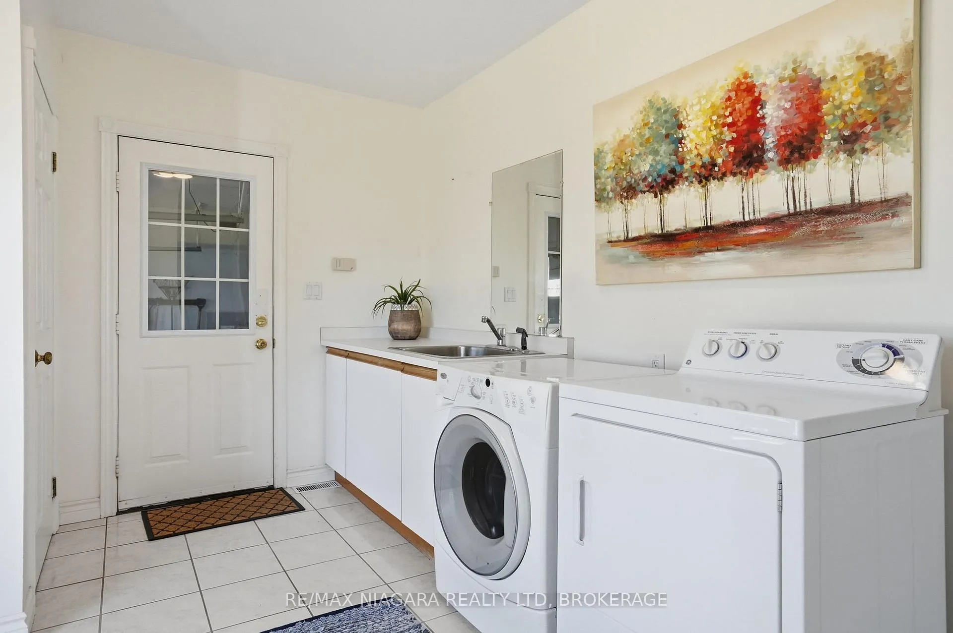 Photo 16 of 50 Henley Drive, St. Catharines, Martindale Pond — HOMEH