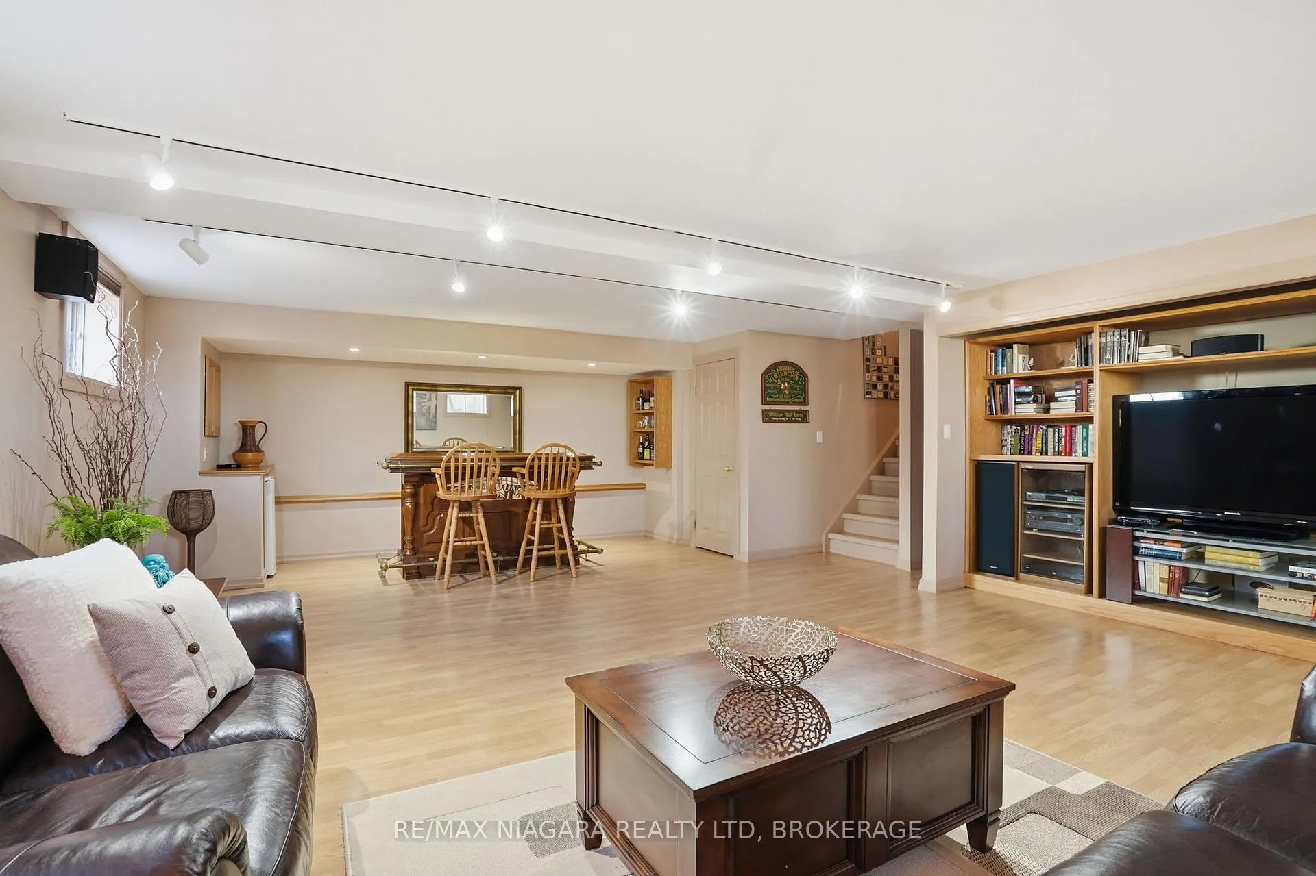 Photo 17 of 50 Henley Drive, St. Catharines, Martindale Pond — HOMEH
