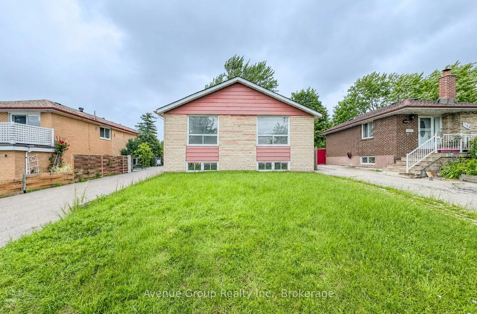Photo 2 of 124 Westhumber Boulevard, Etobicoke, West Humber-Clairville — HOMEH