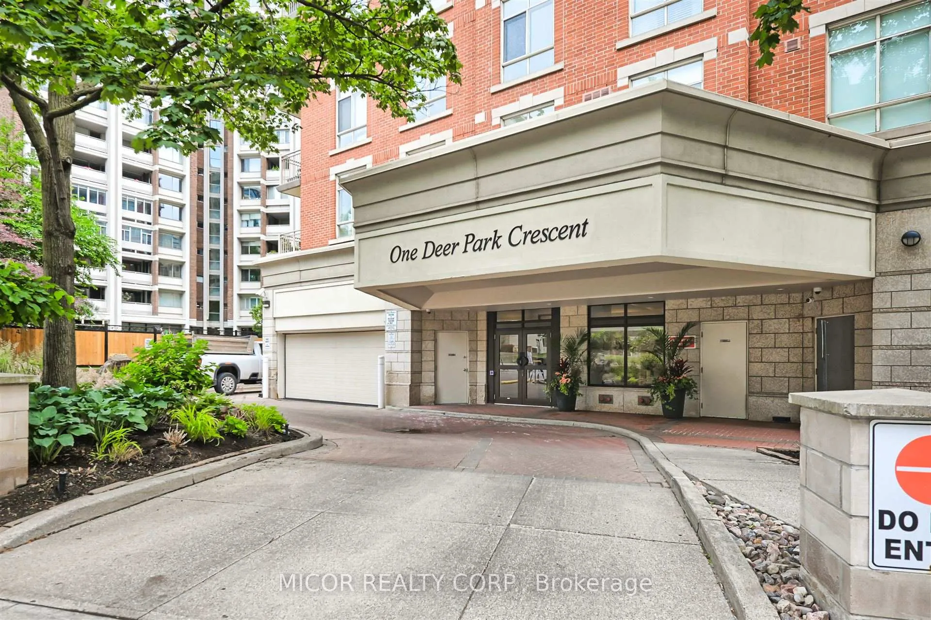 Photo 2 of Unit 704, 1 Deer Park Crescent, Toronto, Yonge-St. Clair — HOMEH