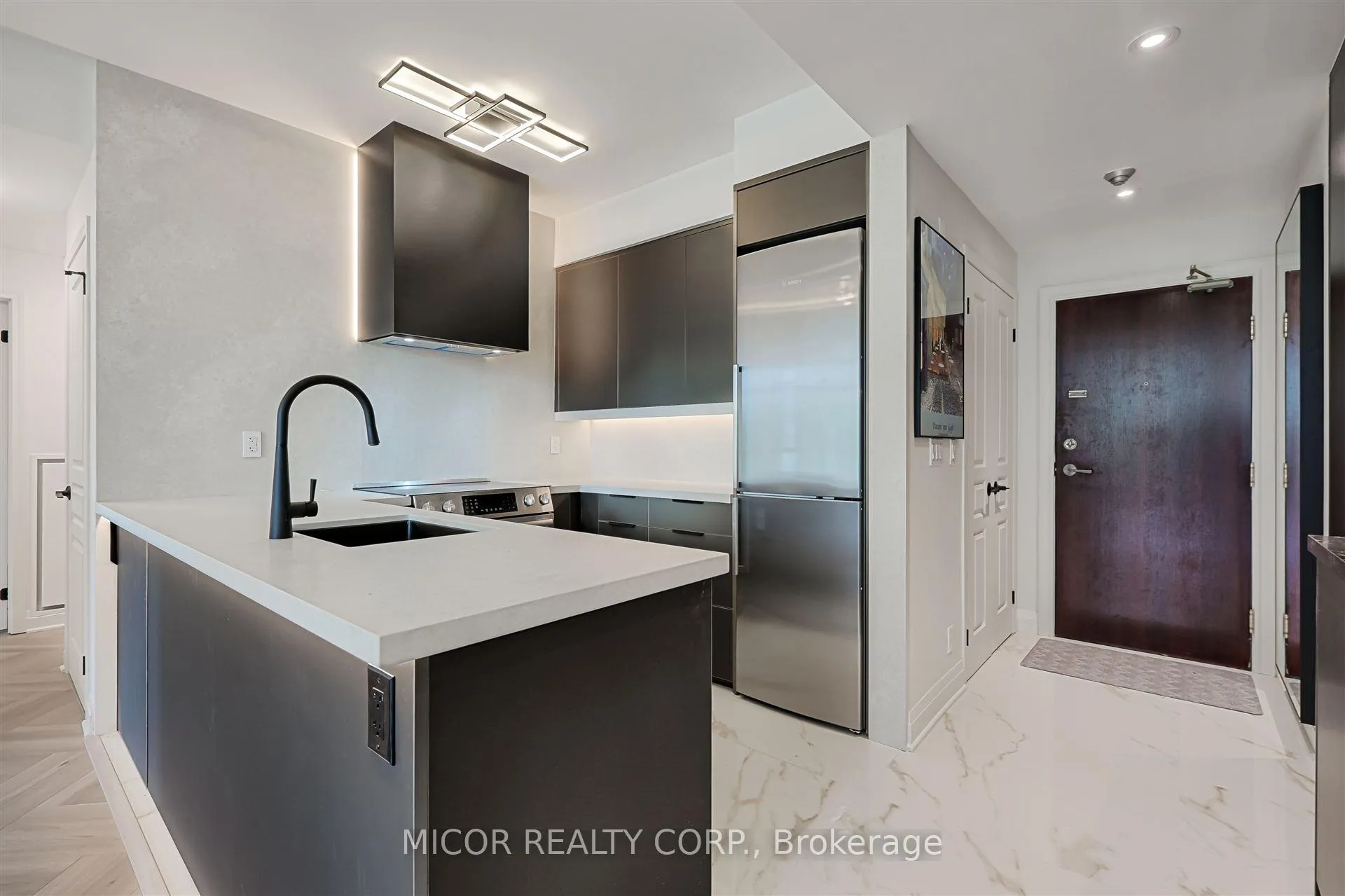 Photo 5 of Unit 704, 1 Deer Park Crescent, Toronto, Yonge-St. Clair — HOMEH