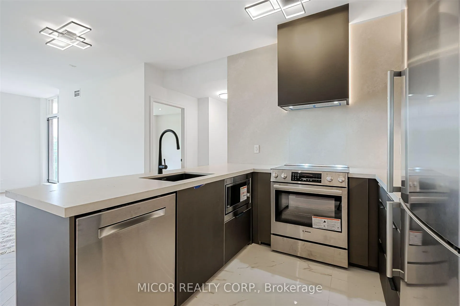 Photo 6 of Unit 704, 1 Deer Park Crescent, Toronto, Yonge-St. Clair — HOMEH