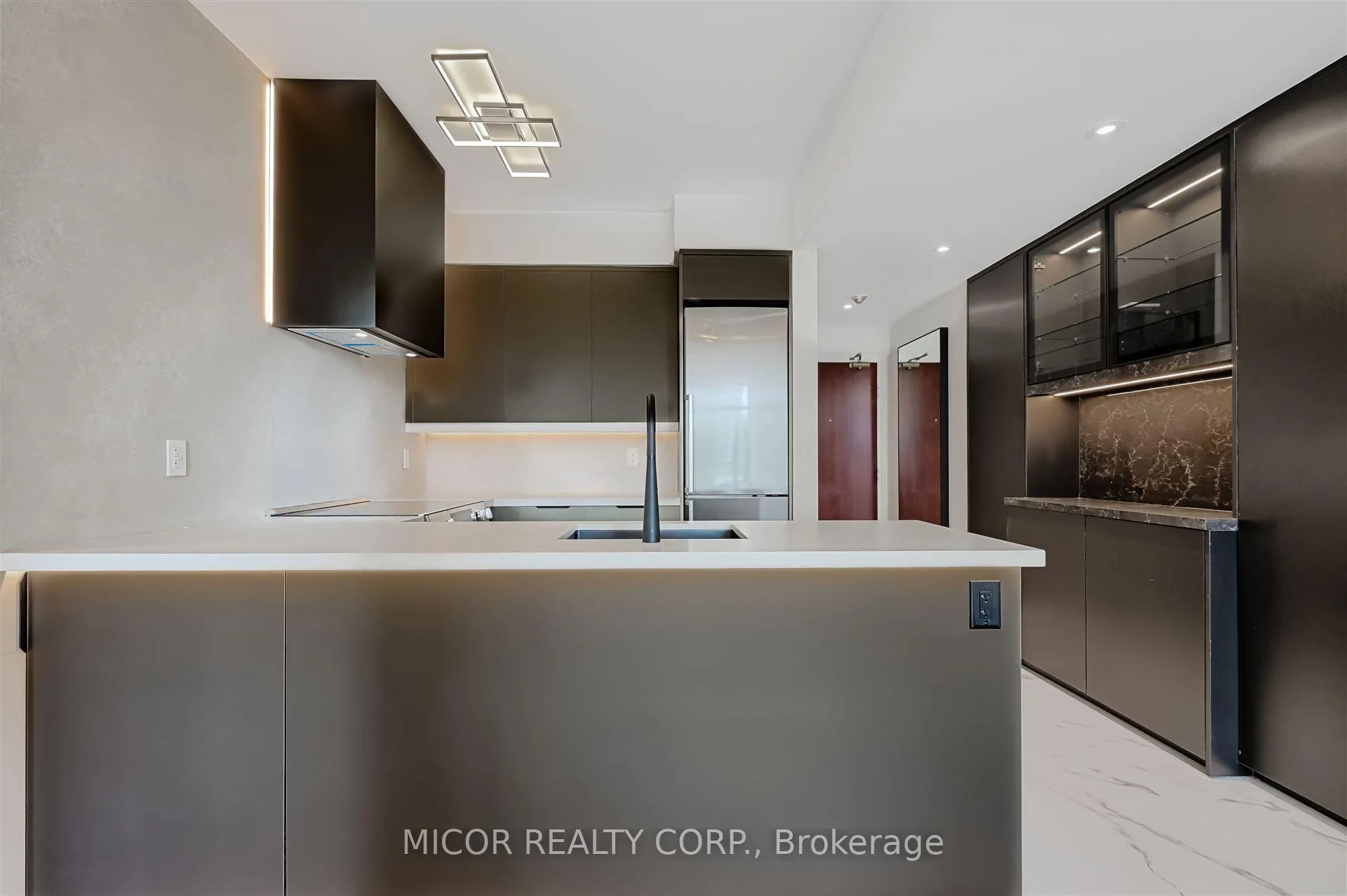 Photo 7 of Unit 704, 1 Deer Park Crescent, Toronto, Yonge-St. Clair — HOMEH
