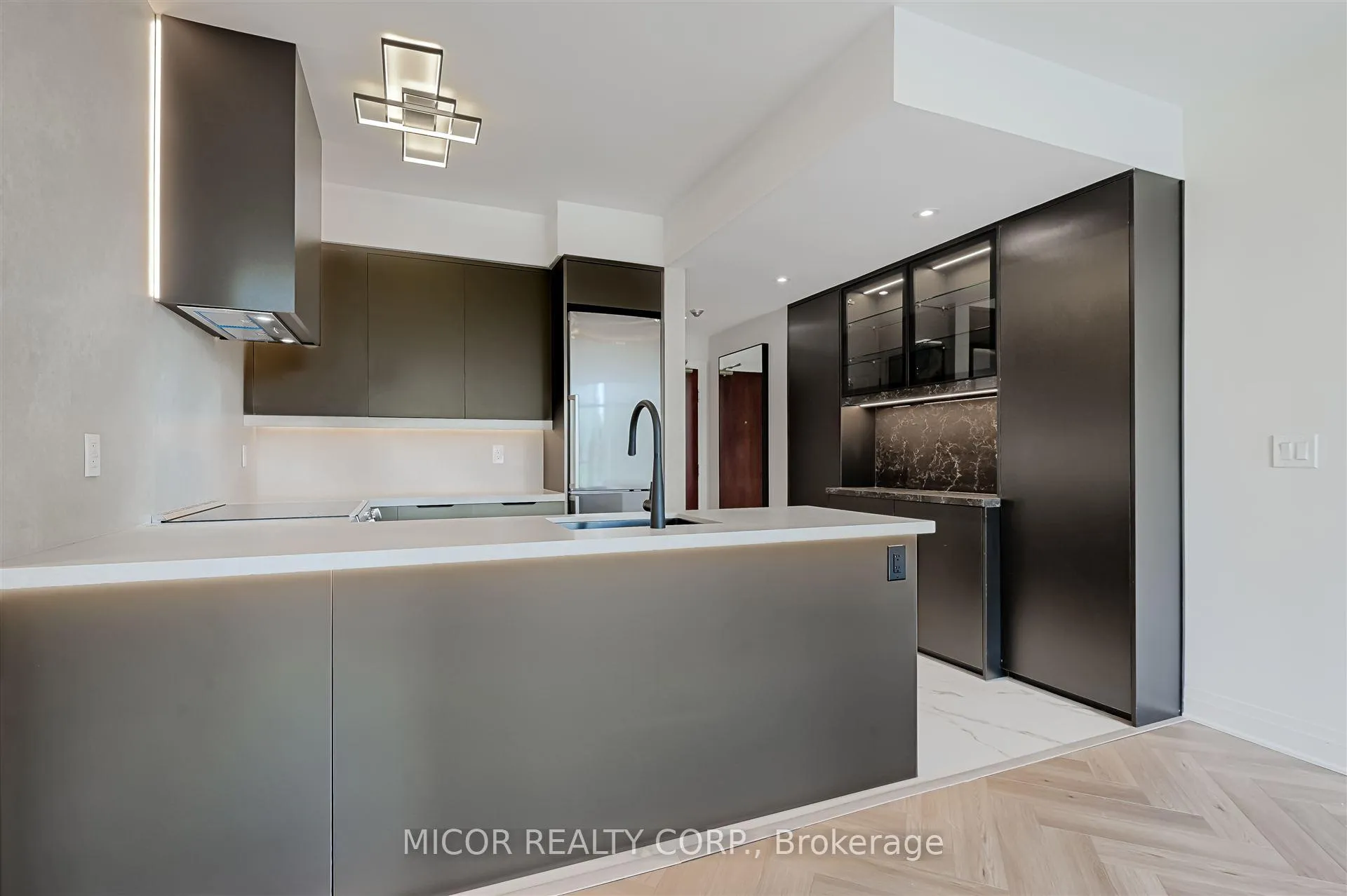 Photo 8 of Unit 704, 1 Deer Park Crescent, Toronto, Yonge-St. Clair — HOMEH