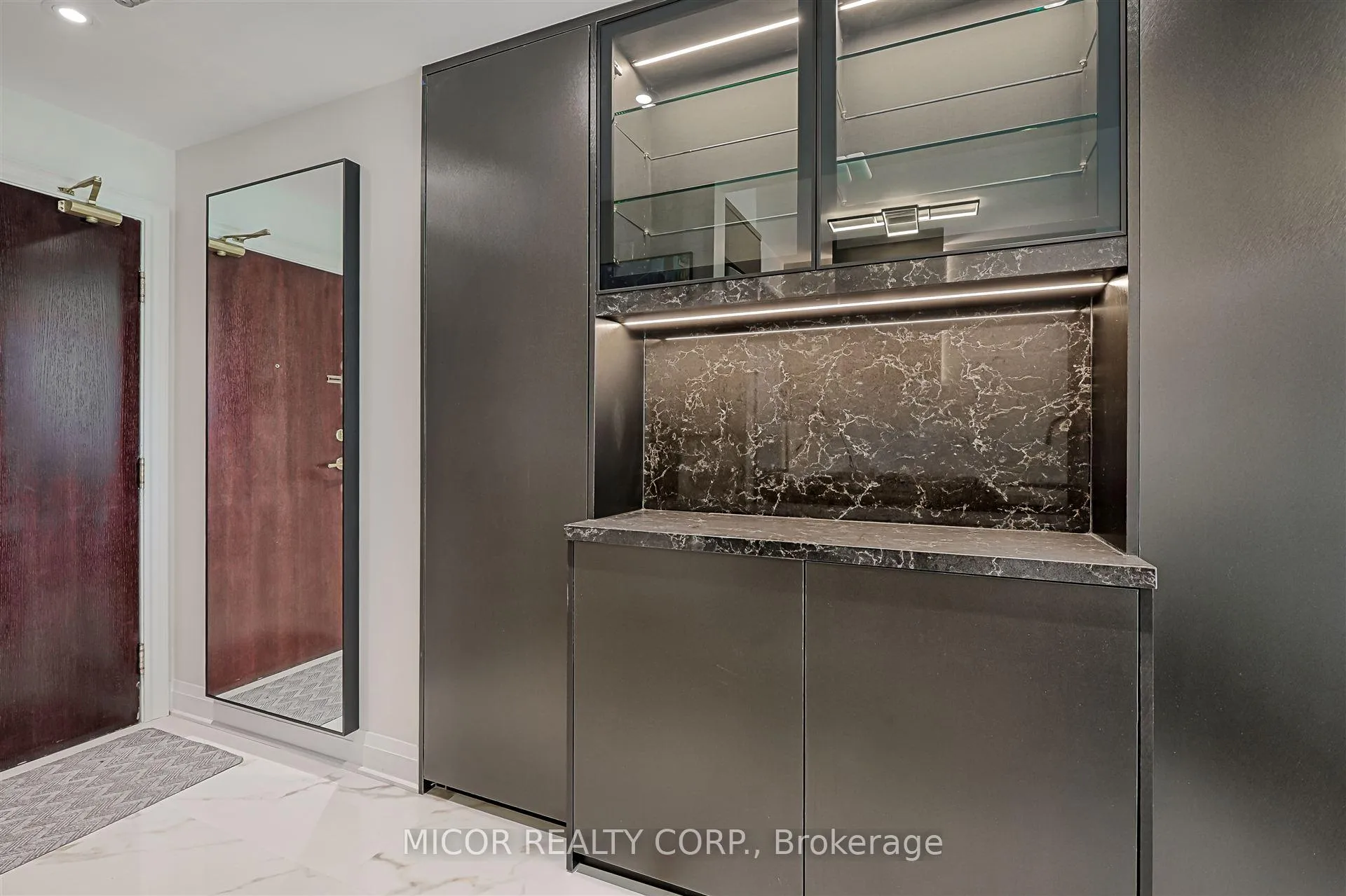 Photo 9 of Unit 704, 1 Deer Park Crescent, Toronto, Yonge-St. Clair — HOMEH