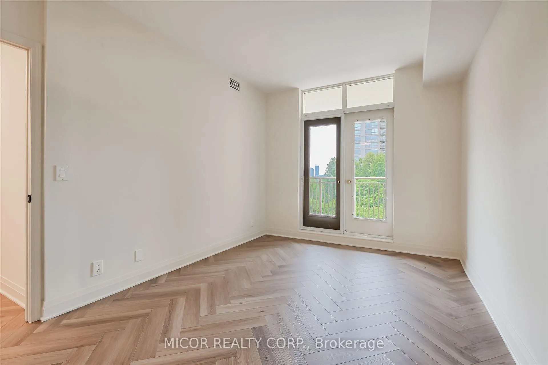 Photo 13 of Unit 704, 1 Deer Park Crescent, Toronto, Yonge-St. Clair — HOMEH