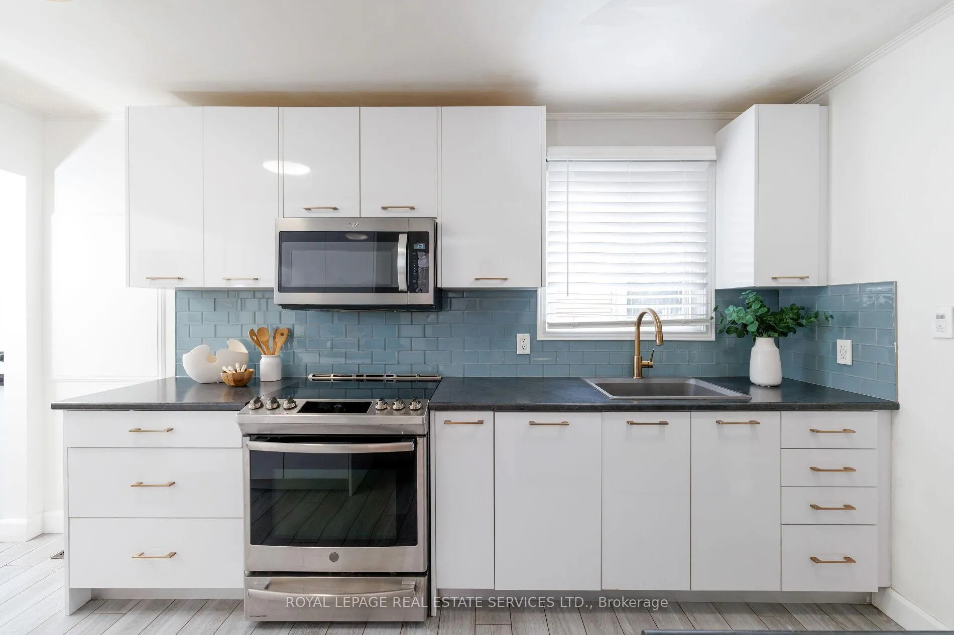 Photo 11 of 2358 Holyhead Drive, Burlington, Brant Hills — HOMEH