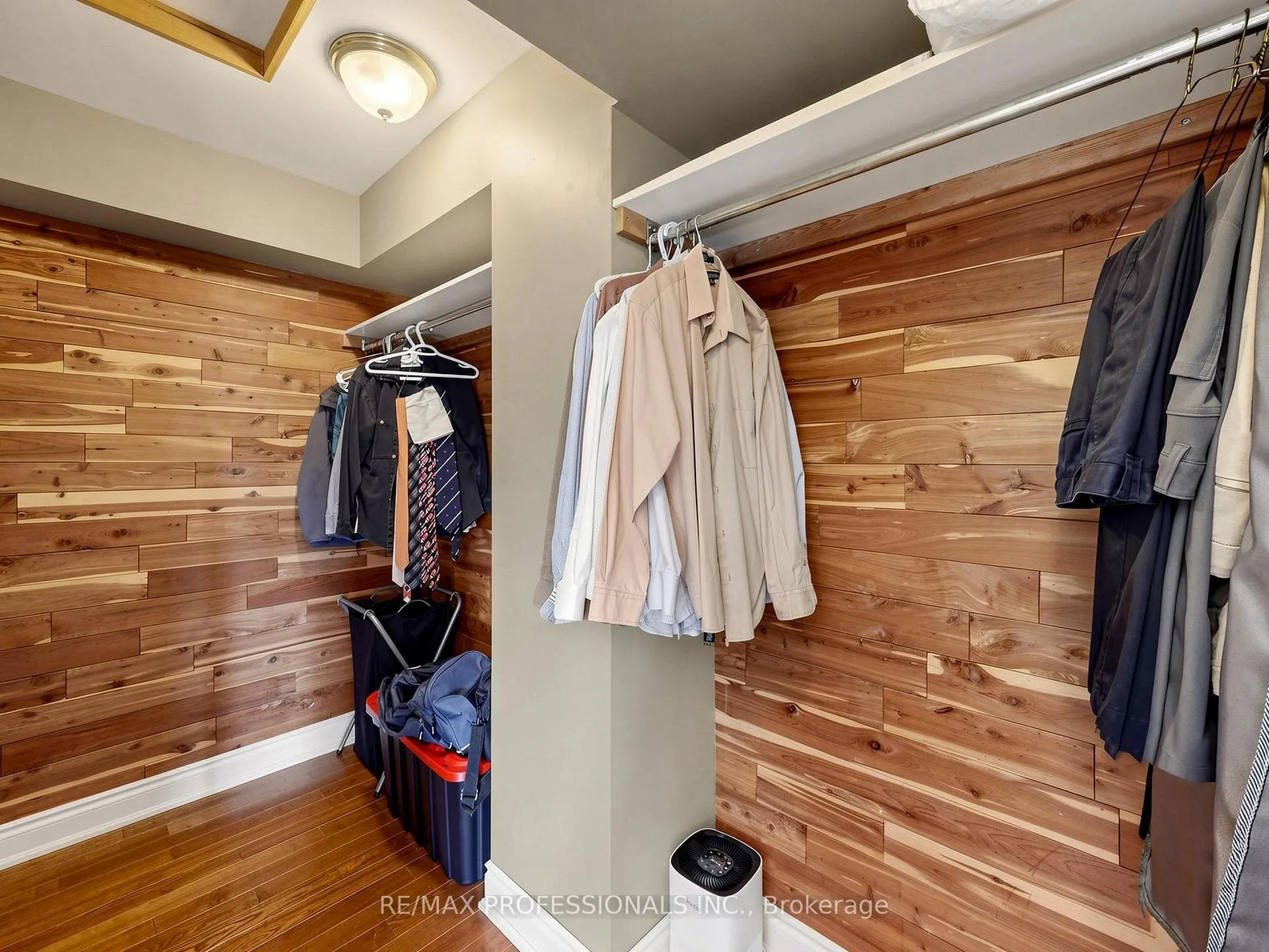 Photo 16 of 25 Waltham Drive, Etobicoke, Thistletown-Beaumonde Heights — HOMEH