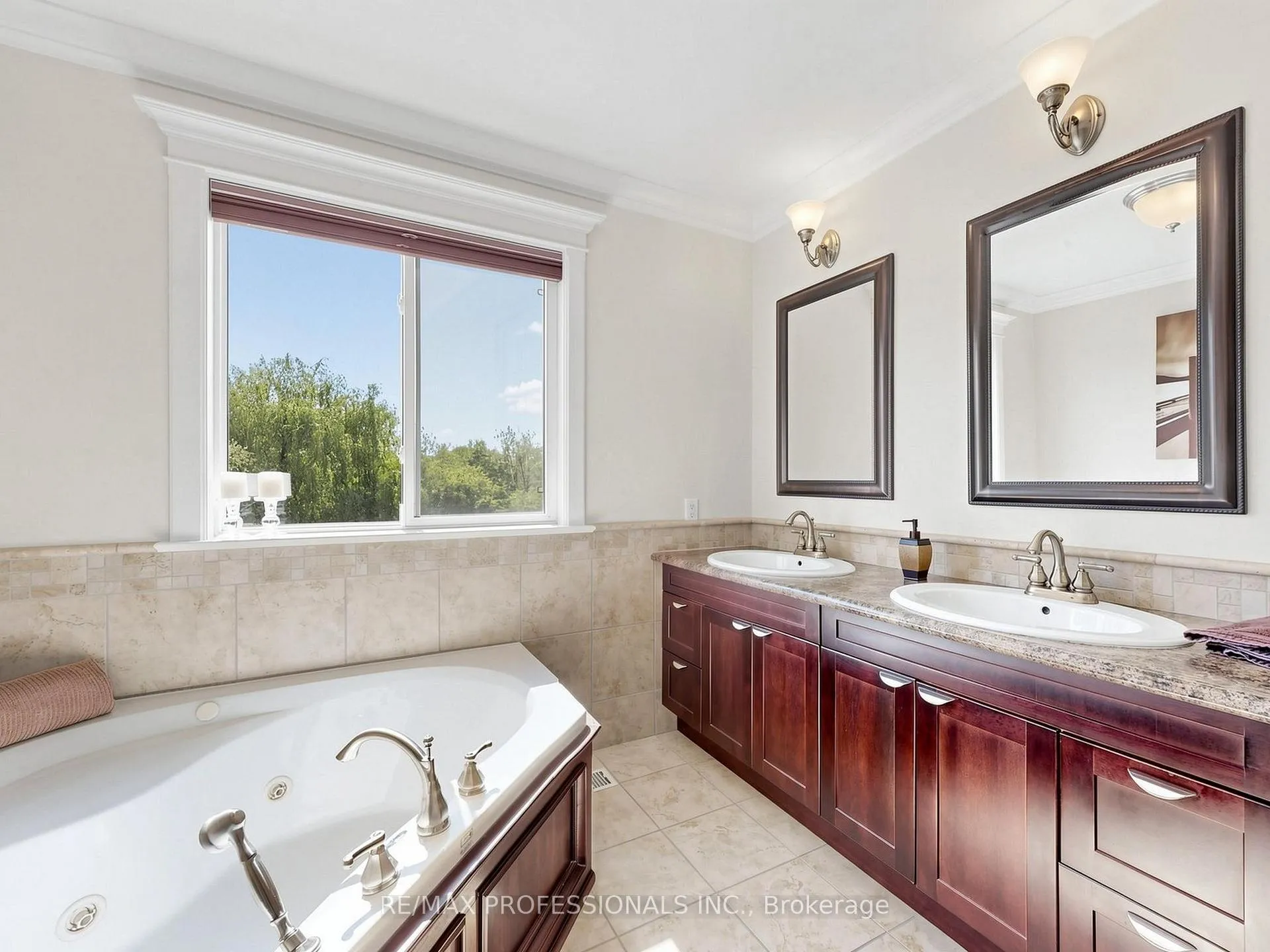 Photo 17 of 25 Waltham Drive, Etobicoke, Thistletown-Beaumonde Heights — HOMEH