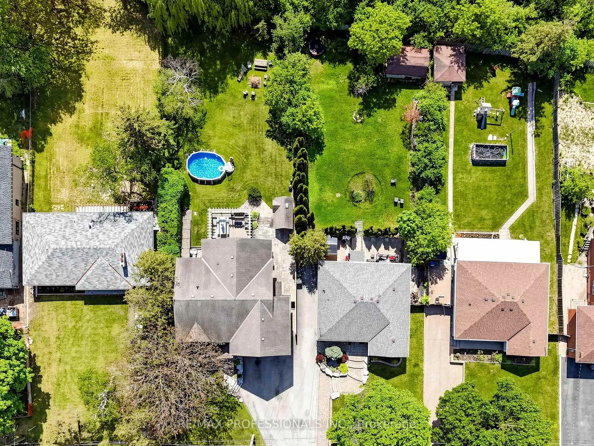 Photo 39 of 25 Waltham Drive, Etobicoke, Thistletown-Beaumonde Heights — HOMEH