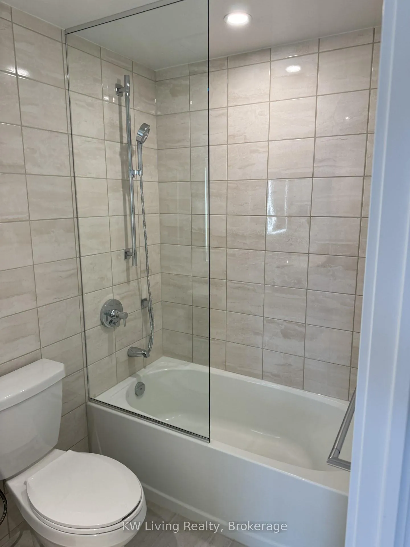 Photo 5 of Unit 1707, 8 Cumberland Street, Toronto, The Annex — HOMEH