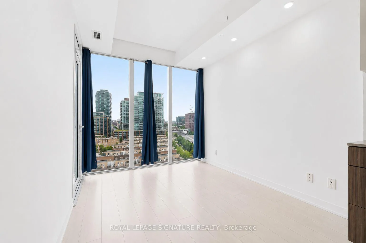 Photo 5 of Unit 1115, 19 Western Battery Road, Toronto, Niagara — HOMEH