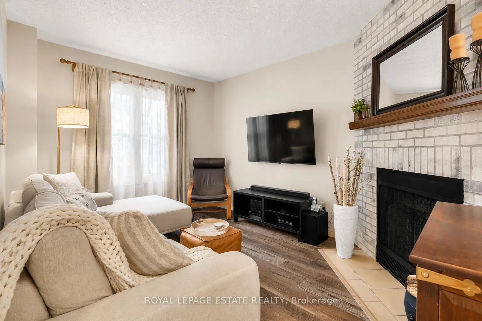 Photo 15 of 406 Anne Street N, Barrie, West Bayfield — HOMEH