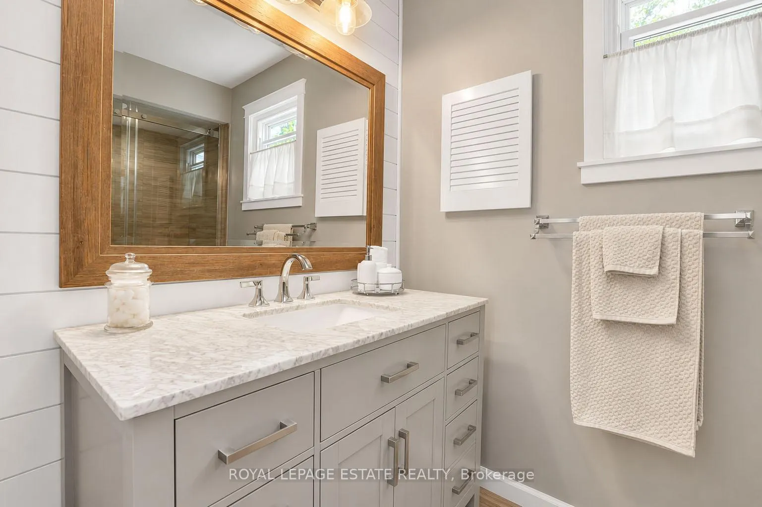 Photo 22 of 406 Anne Street N, Barrie, West Bayfield — HOMEH