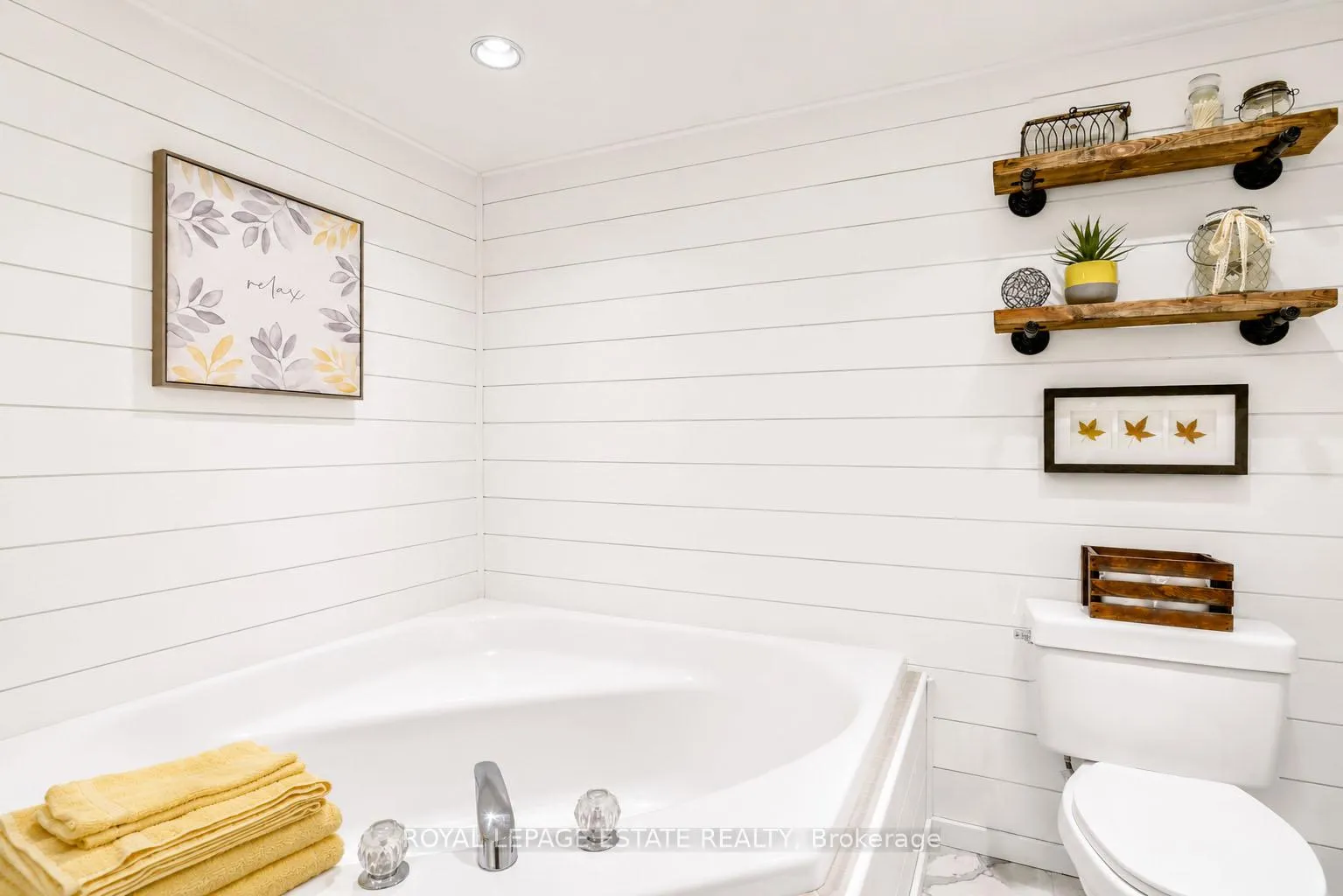 Photo 32 of 406 Anne Street N, Barrie, West Bayfield — HOMEH